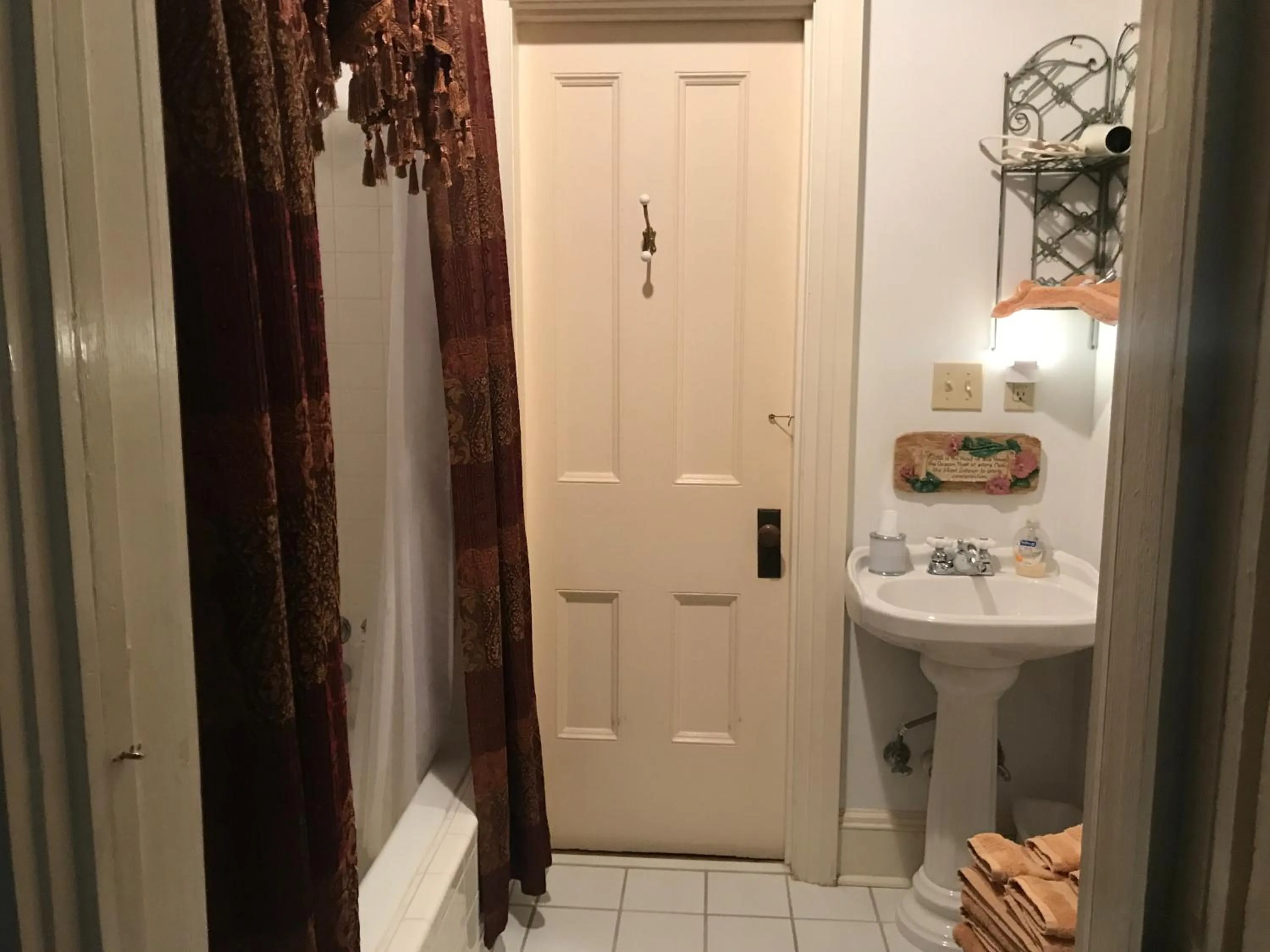 Bathroom in Shadowlawn Bed and Breakfast