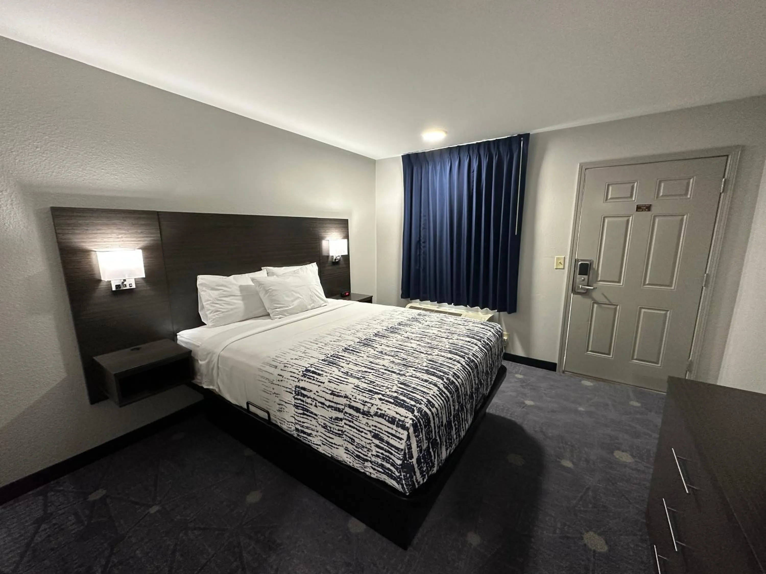 Small Queen Room - Non-Smoking in Budget Inn Muskogee