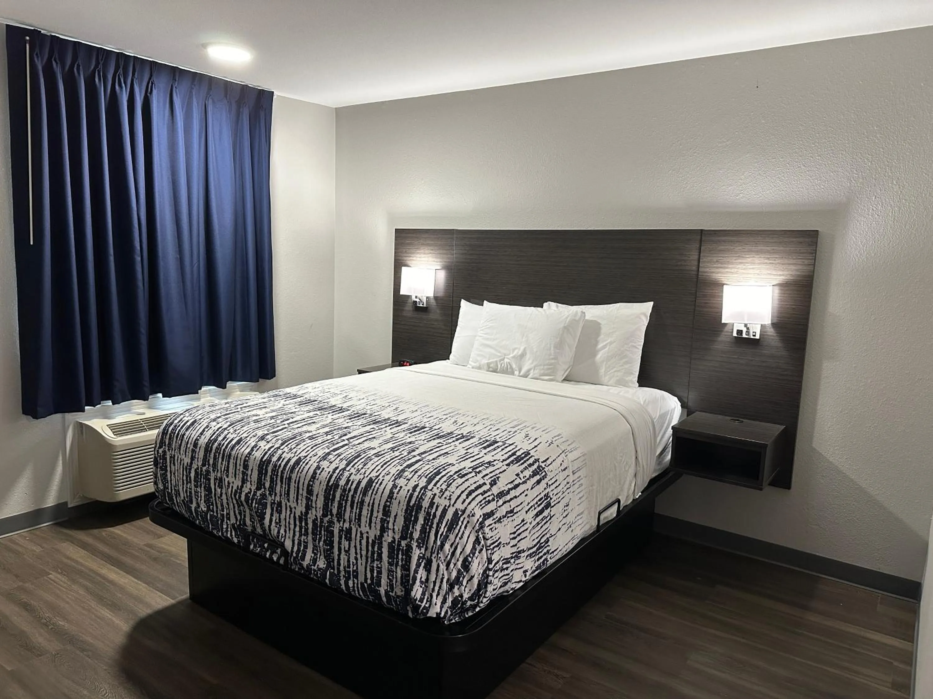 Bed in Budget Inn Muskogee