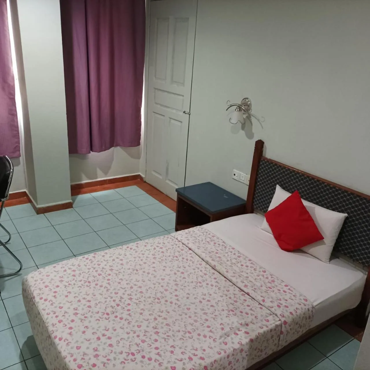 Bedroom, Bed in Highway Inn