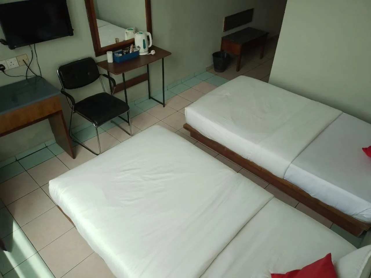 Bedroom, Bed in Highway Inn