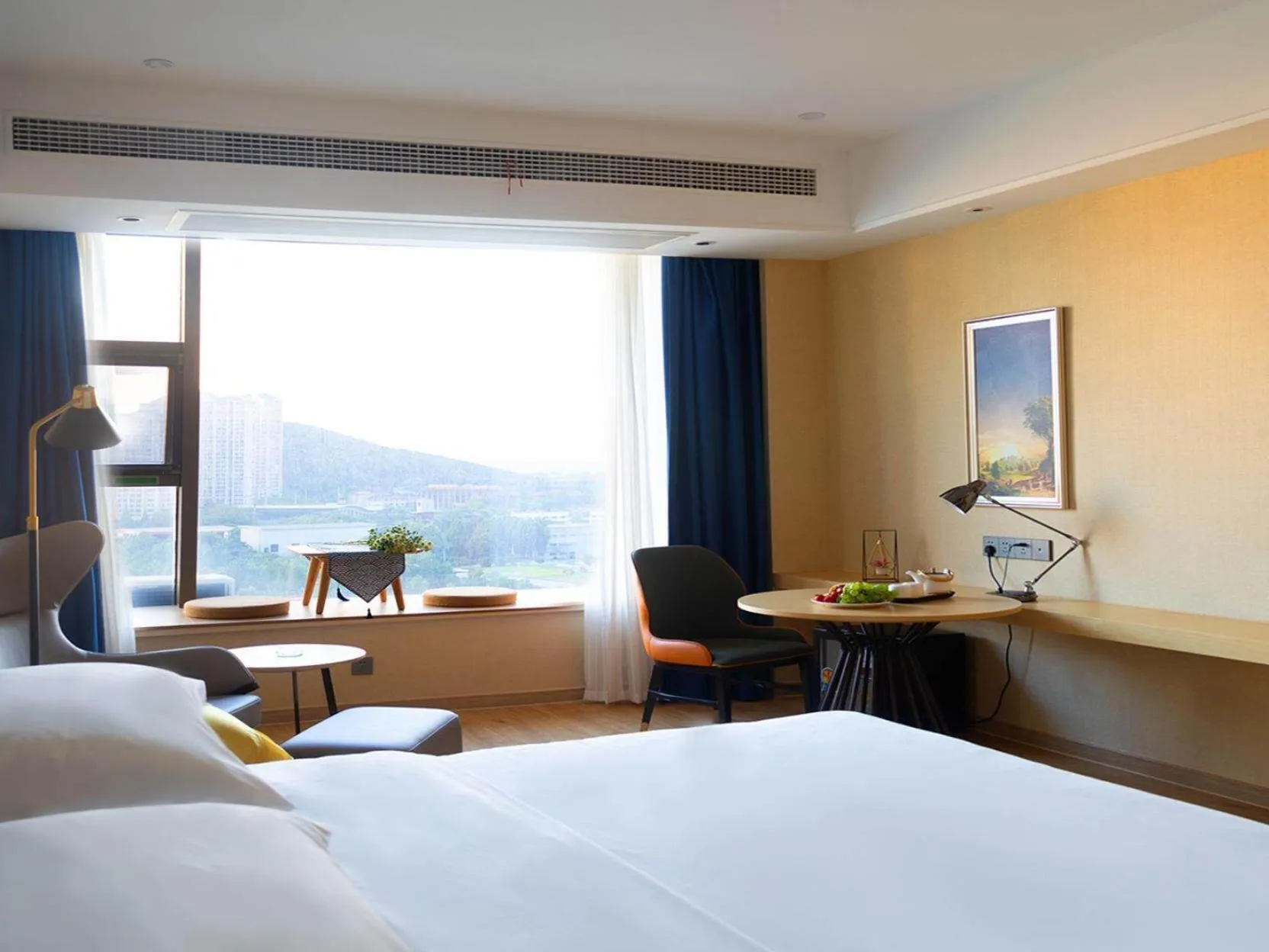 Bed in Vienna International Hotel Jiangsu Wuxi Jiangyin Sports Center