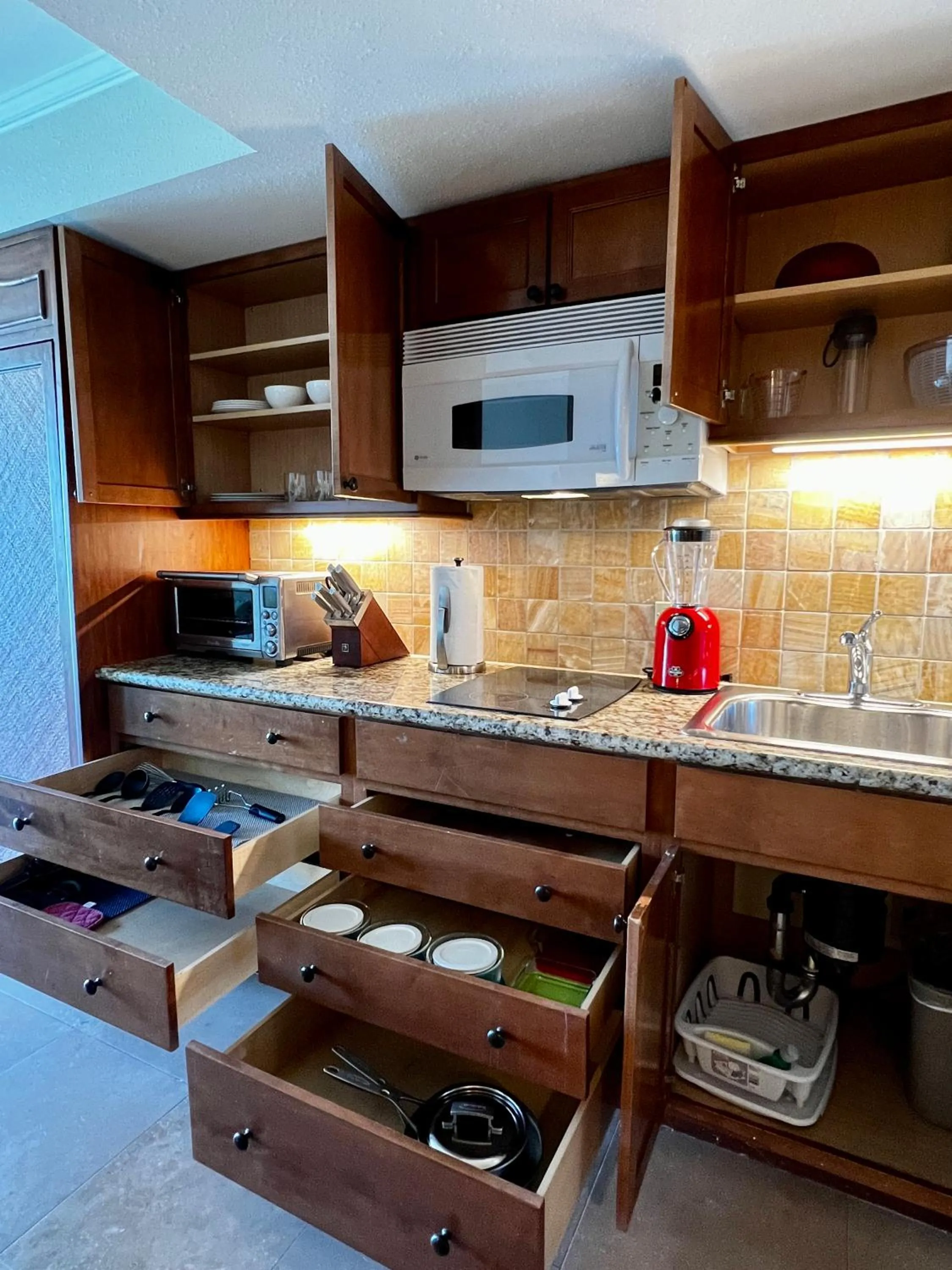 Kitchen or kitchenette in Luana Waikiki Park Views - no resort fees