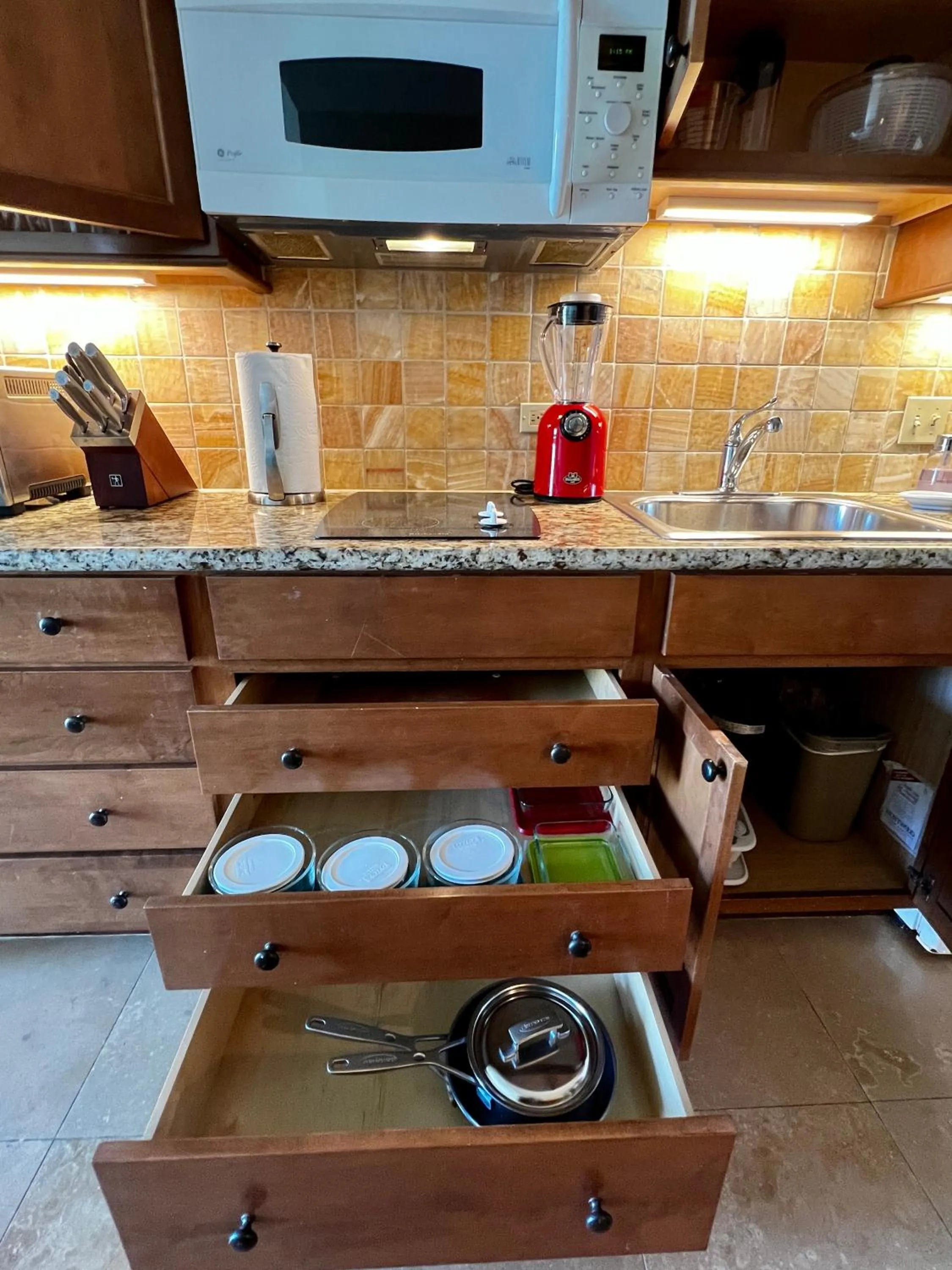 Kitchen or kitchenette in Luana Waikiki Park Views - no resort fees