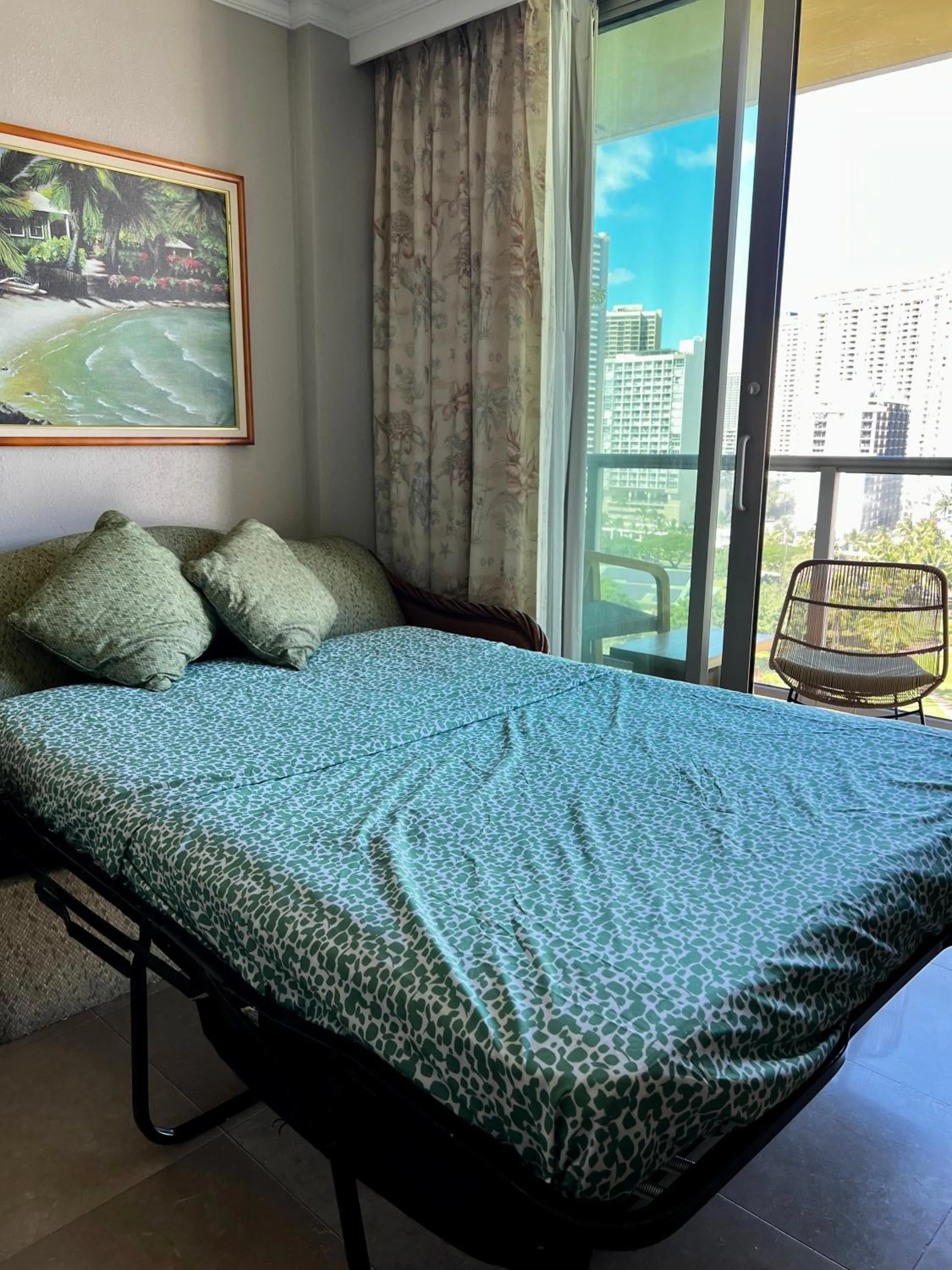 Bed in Luana Waikiki Park Views - no resort fees