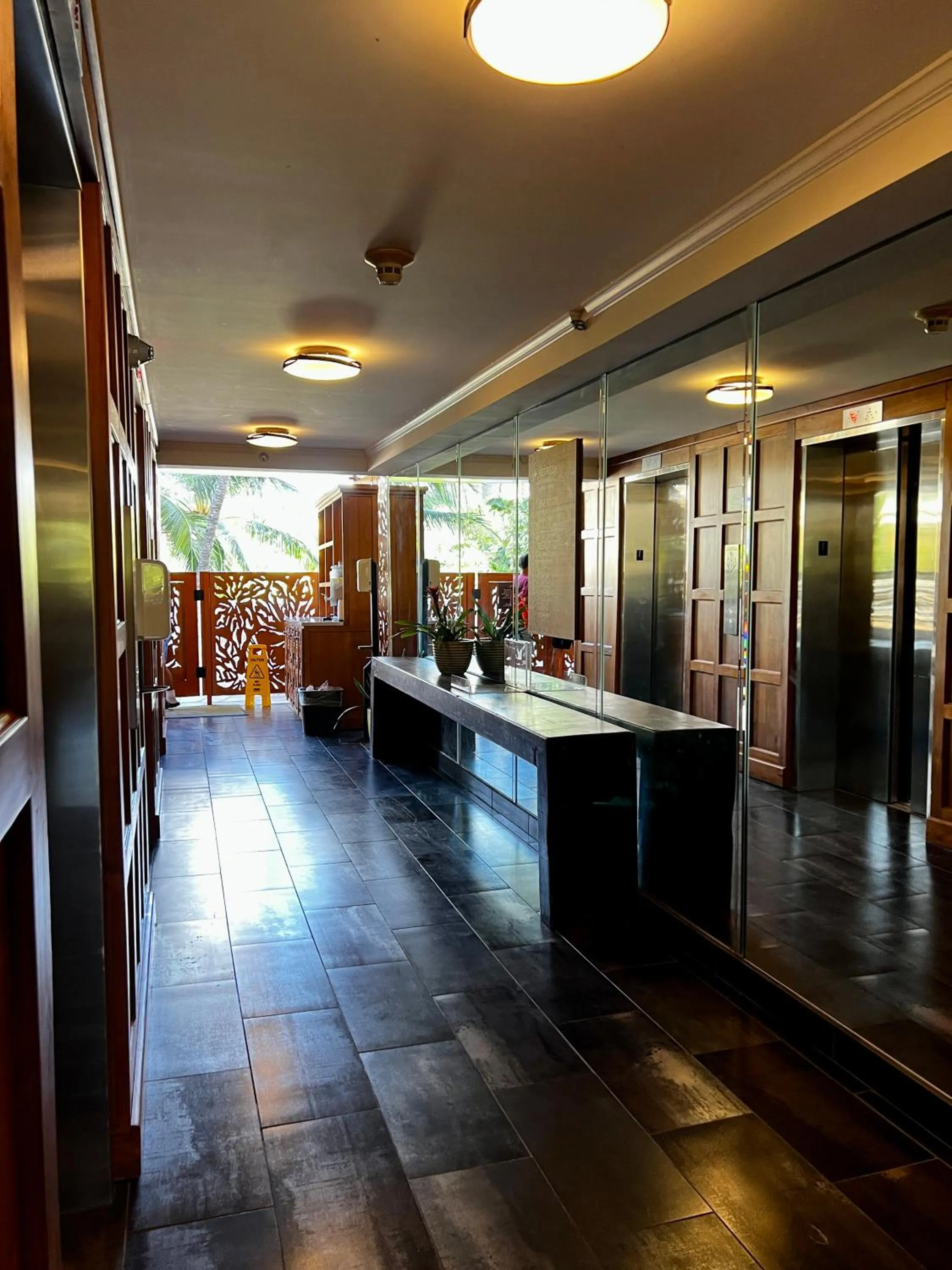 elevator in Luana Waikiki Park Views - no resort fees