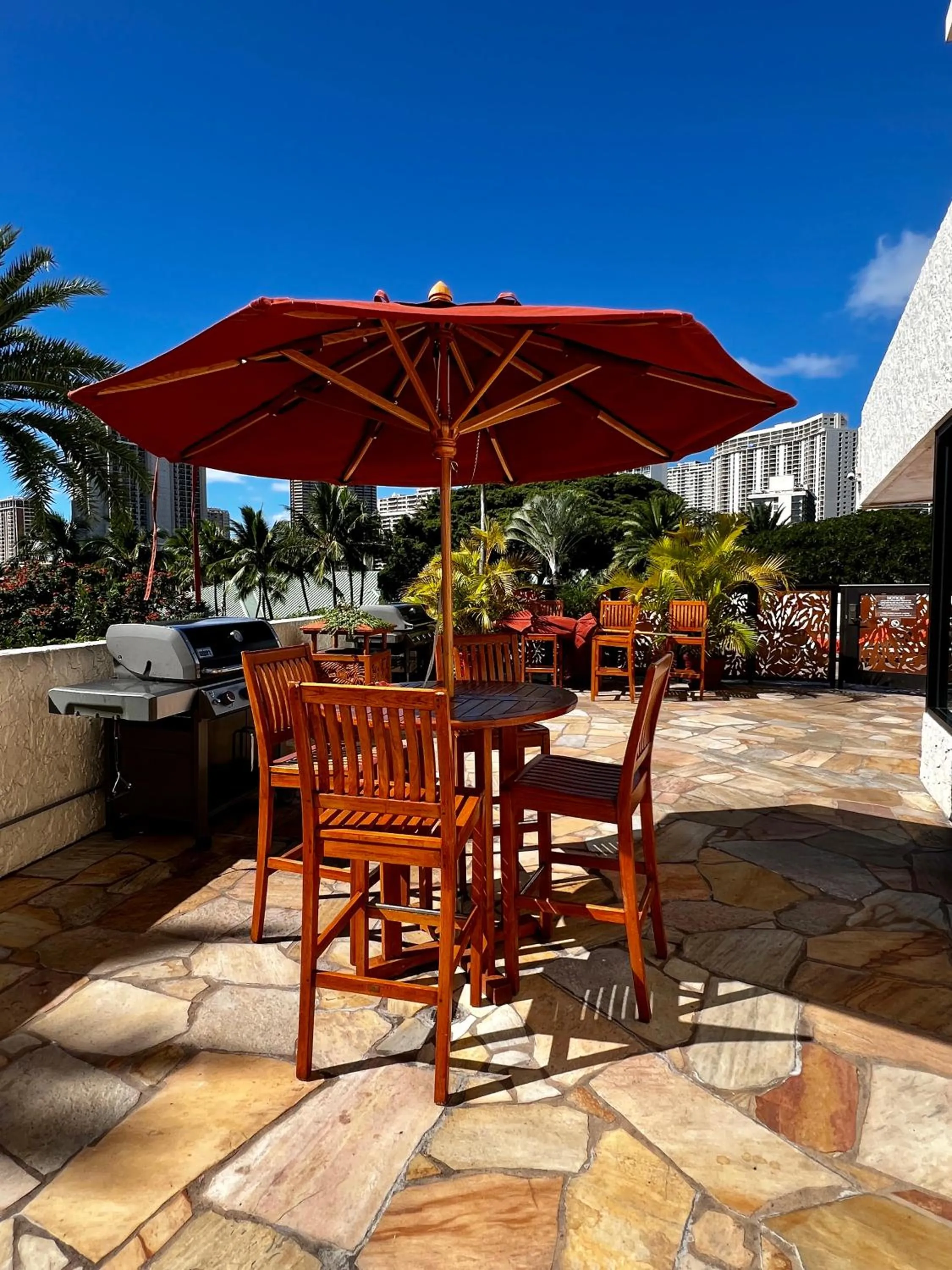 Luana Waikiki Park Views - no resort fees