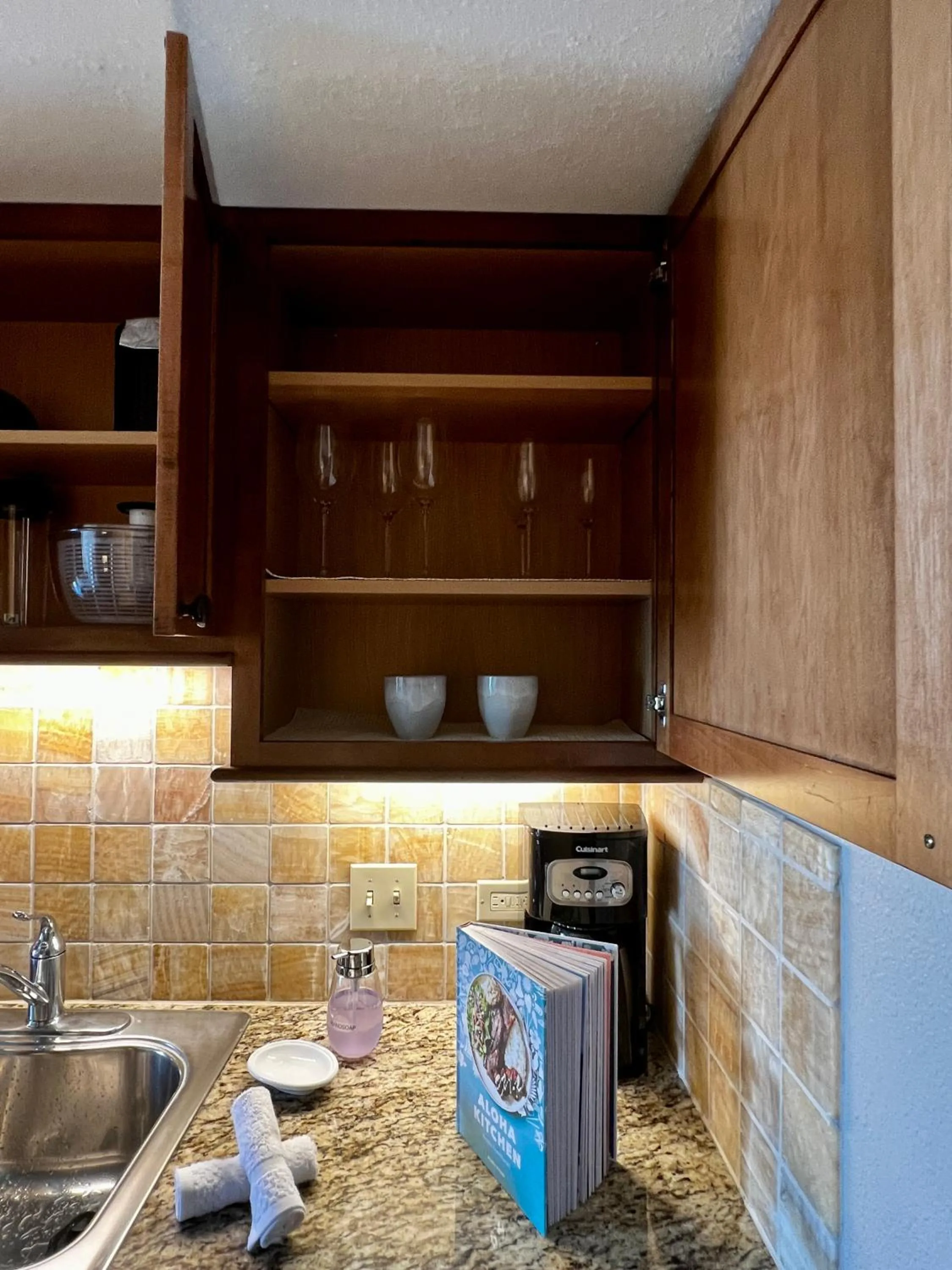 Kitchen or kitchenette in Luana Waikiki Park Views - no resort fees