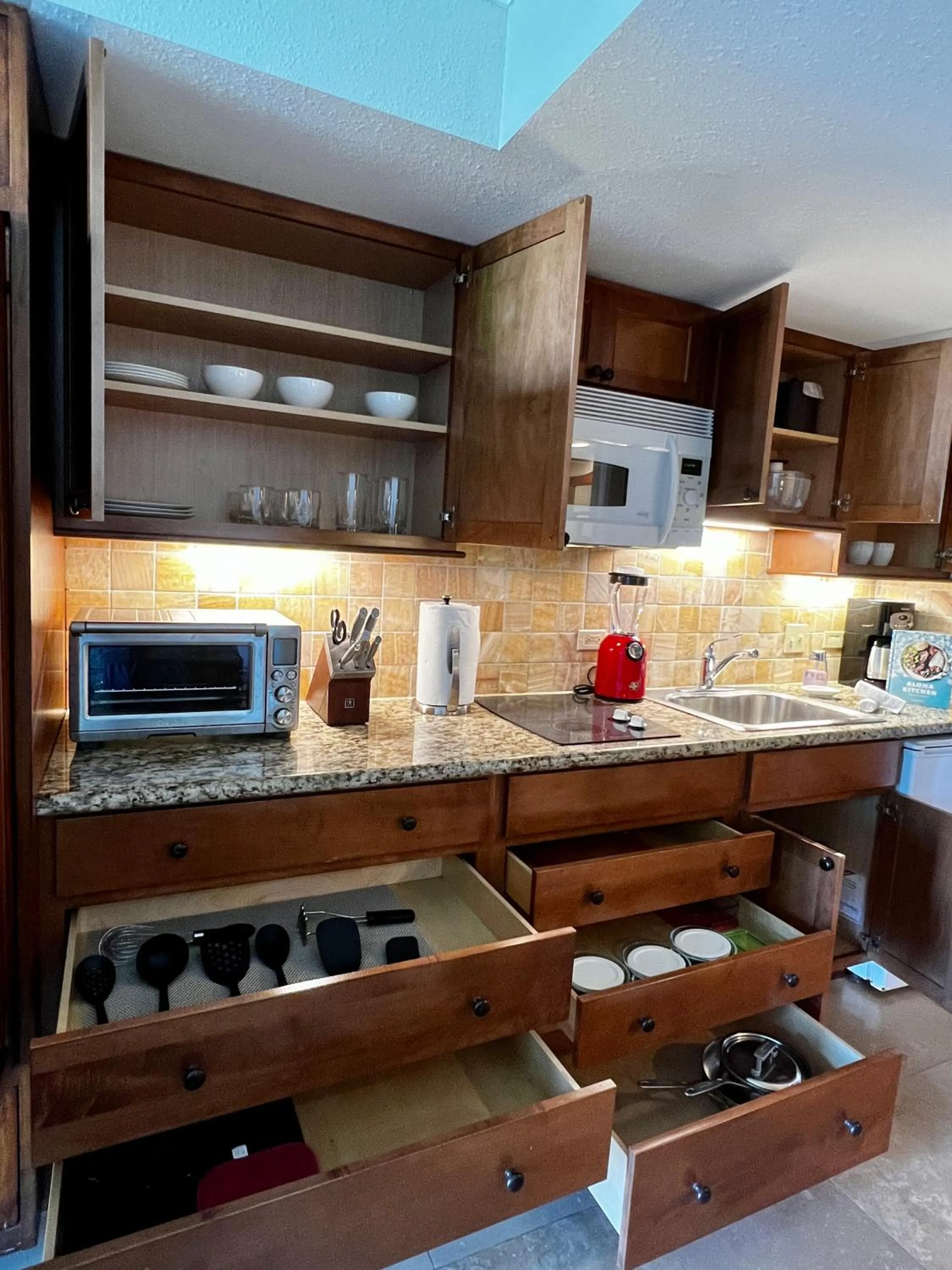 Coffee/tea facilities in Luana Waikiki Park Views - no resort fees