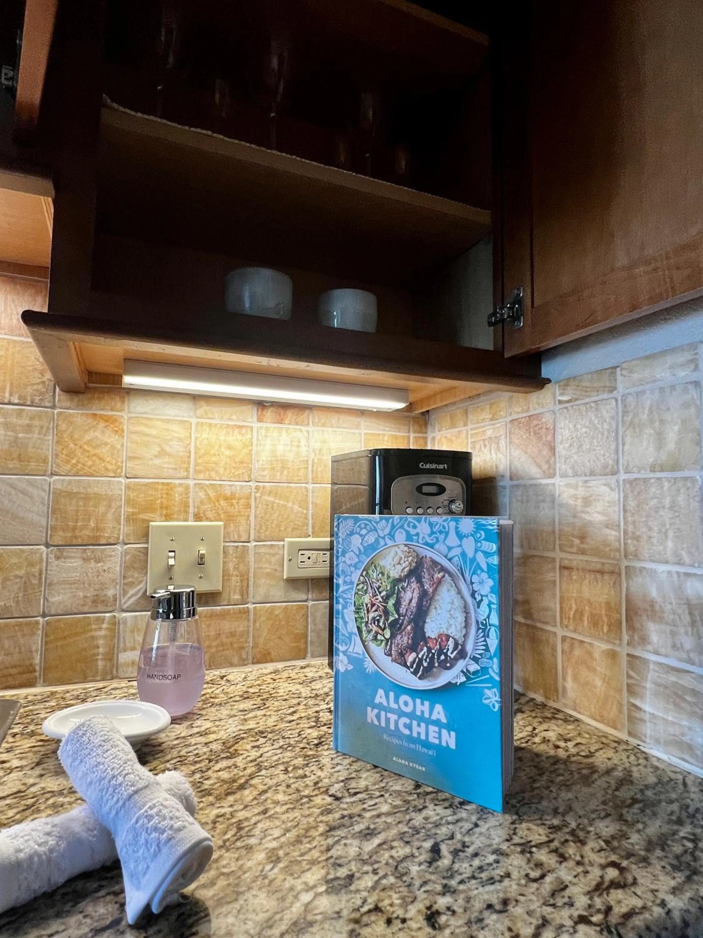 Kitchen or kitchenette in Luana Waikiki Park Views - no resort fees