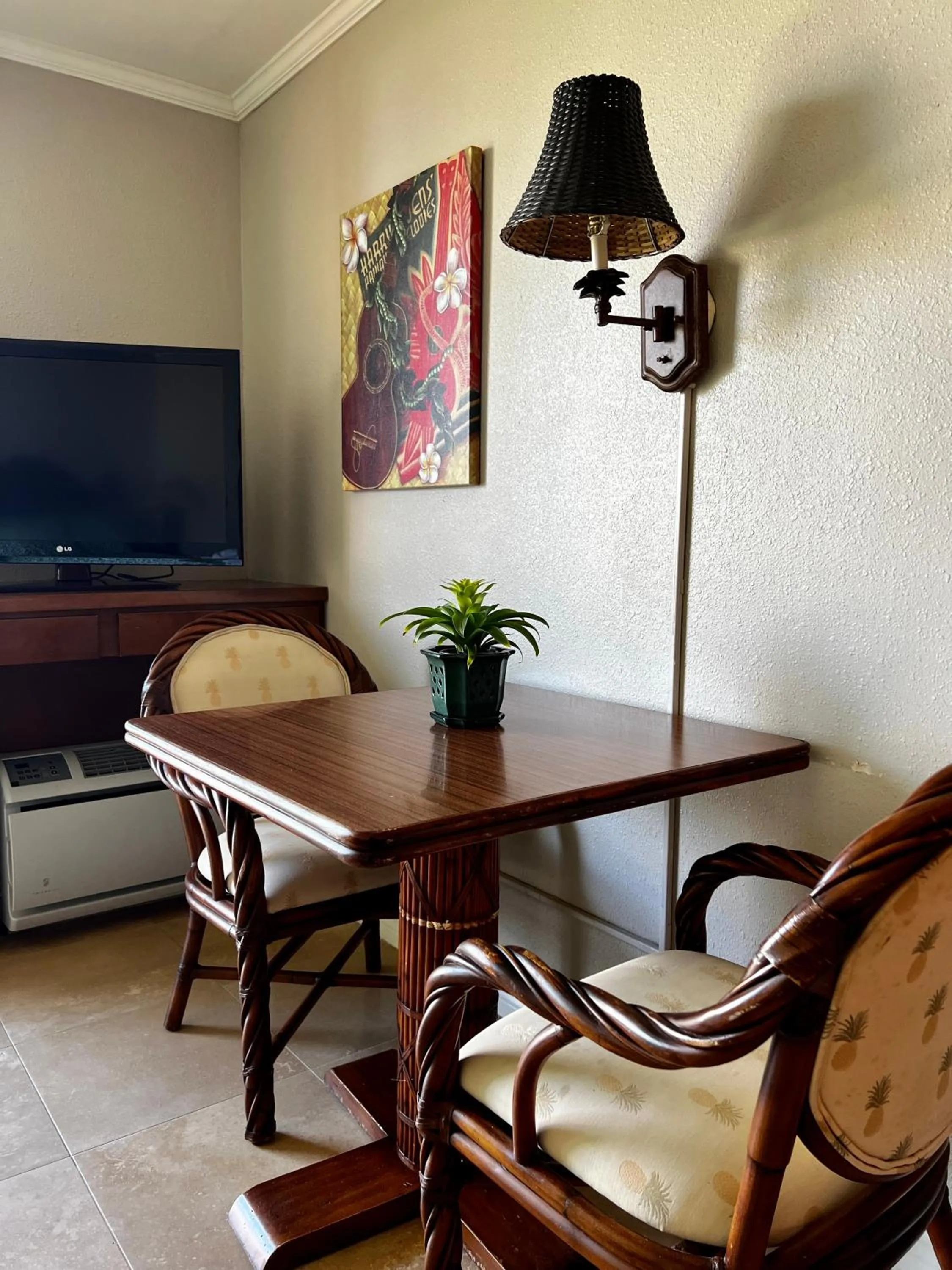 Dining area in Luana Waikiki Park Views - no resort fees