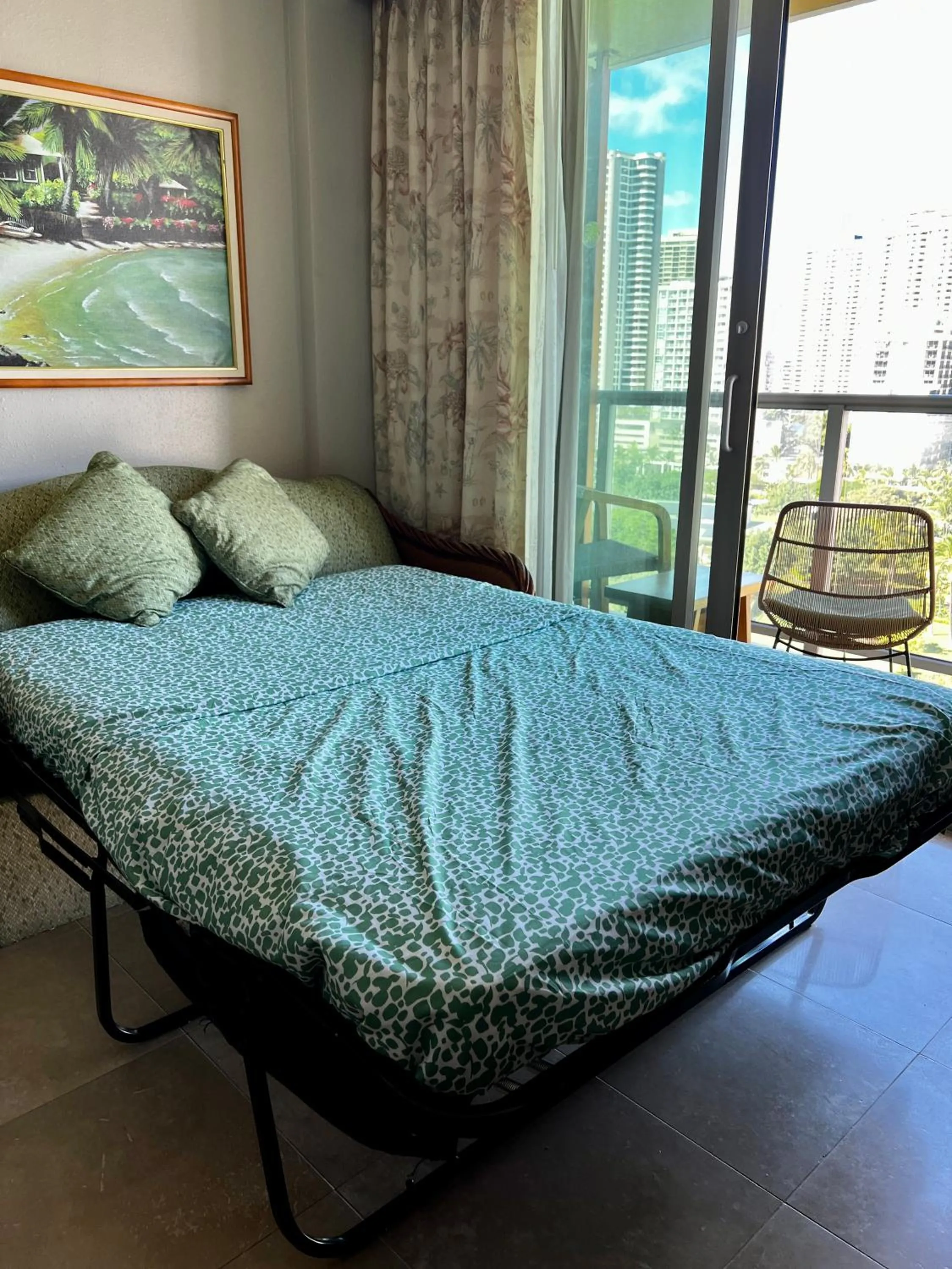 Bed in Luana Waikiki Park Views - no resort fees