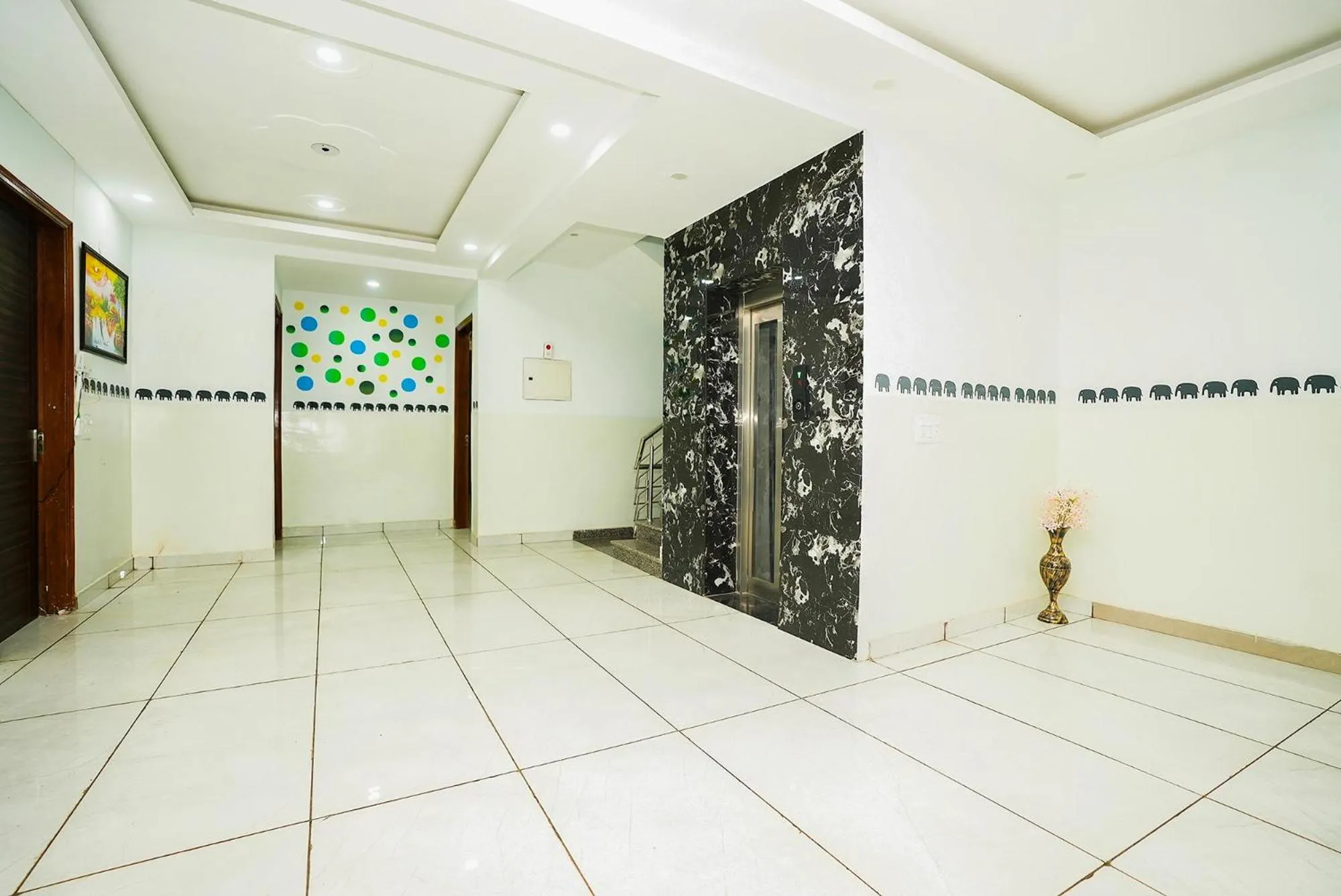 Lobby or reception in FabHotel Tanvi Premium