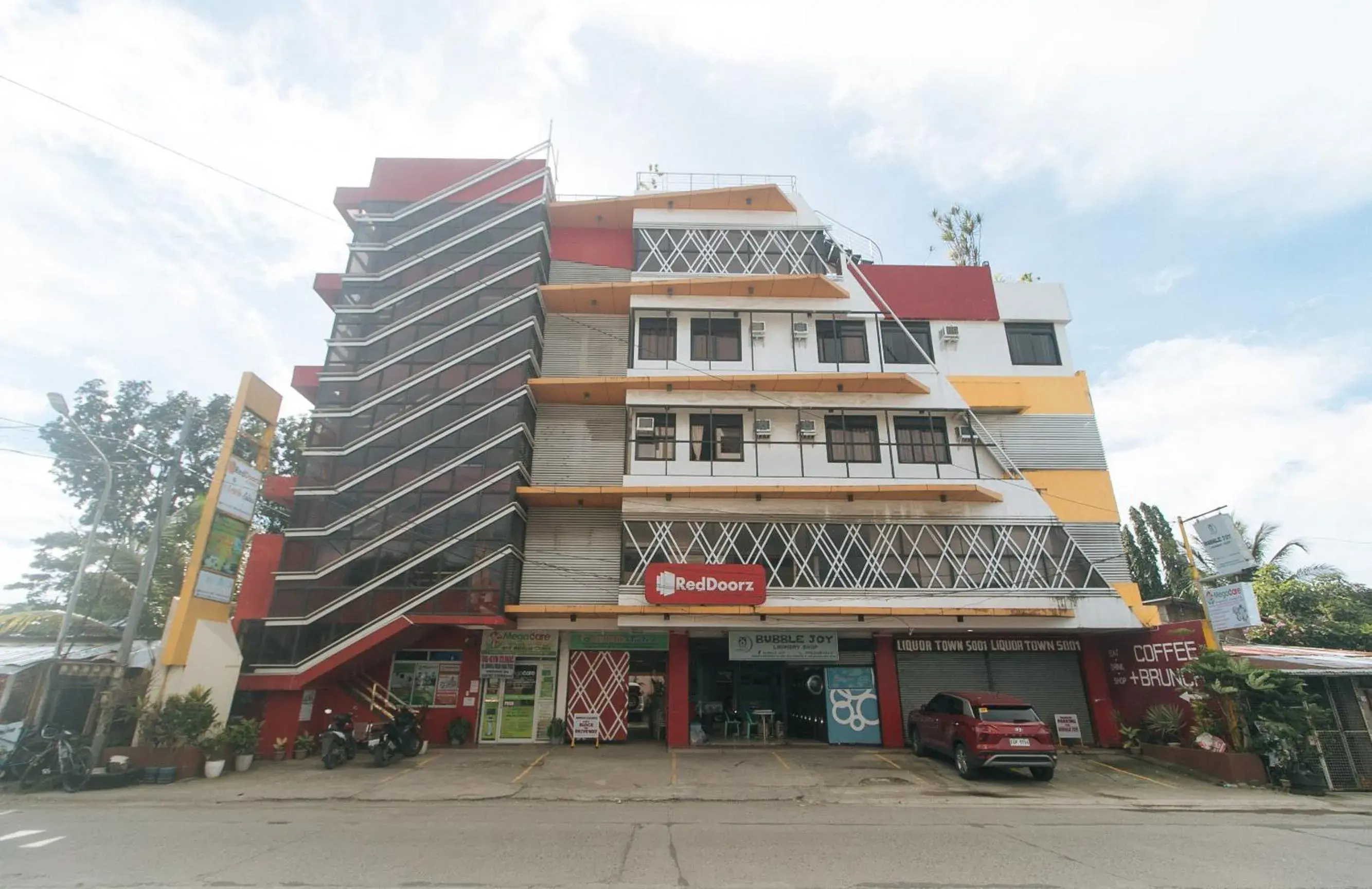 Property building in RedDoorz @ Benelio Suites Pavia Iloilo Property building in RedDoorz @ Benelio Suites Pavia Iloilo