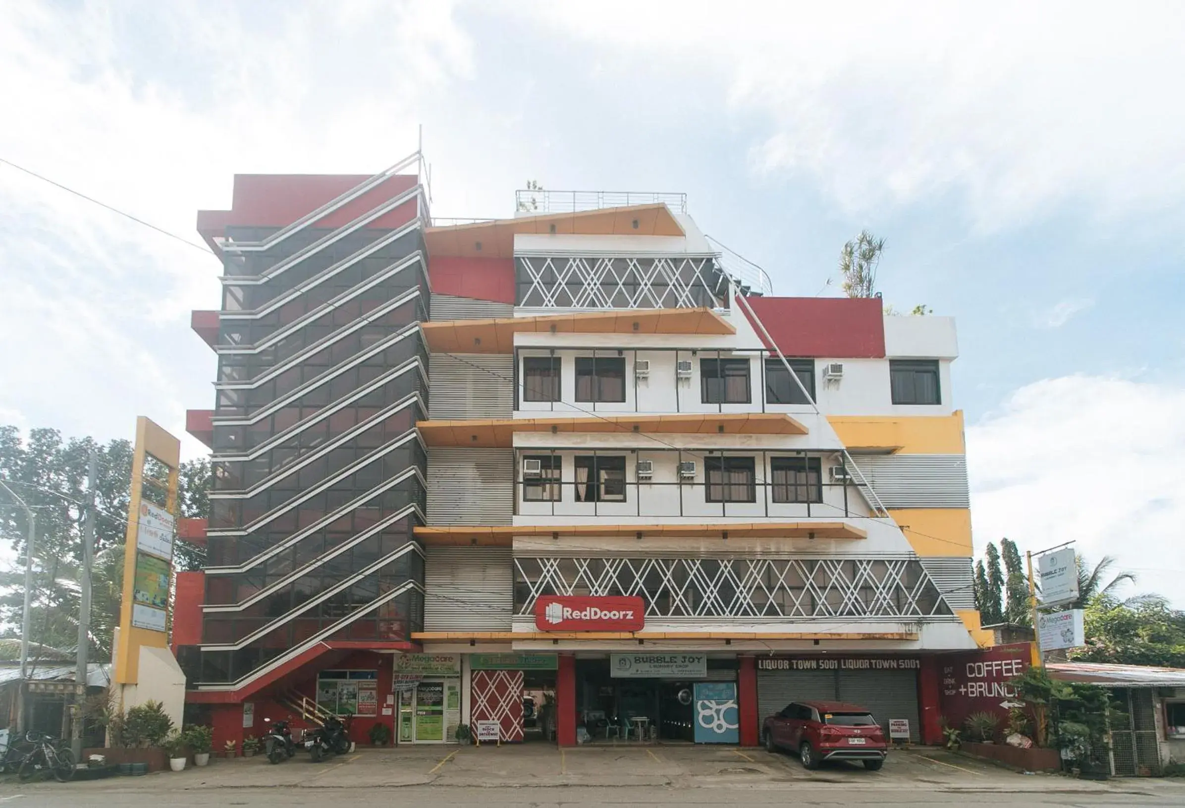 Property building in RedDoorz @ Benelio Suites Pavia Iloilo Property building in RedDoorz @ Benelio Suites Pavia Iloilo