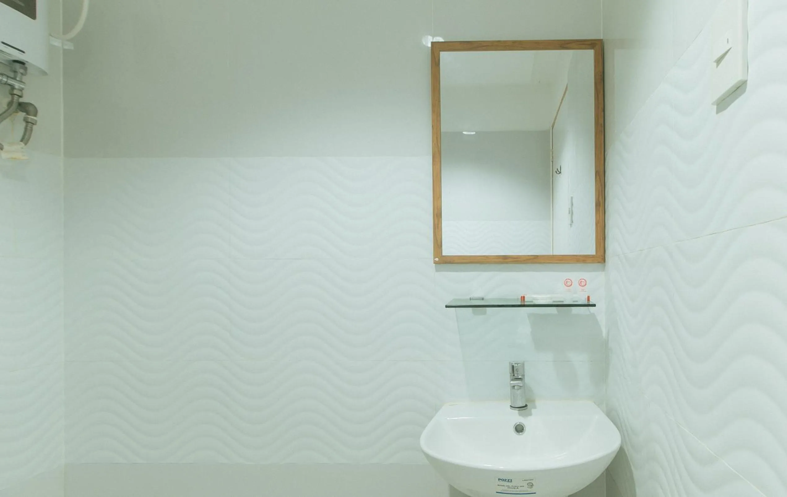 Shower in RedDoorz @ Benelio Suites Pavia Iloilo