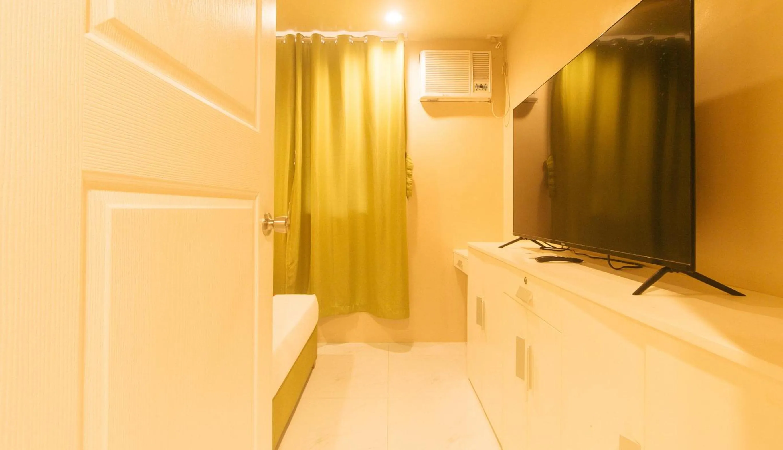 TV and multimedia in RedDoorz @ Benelio Suites Pavia Iloilo