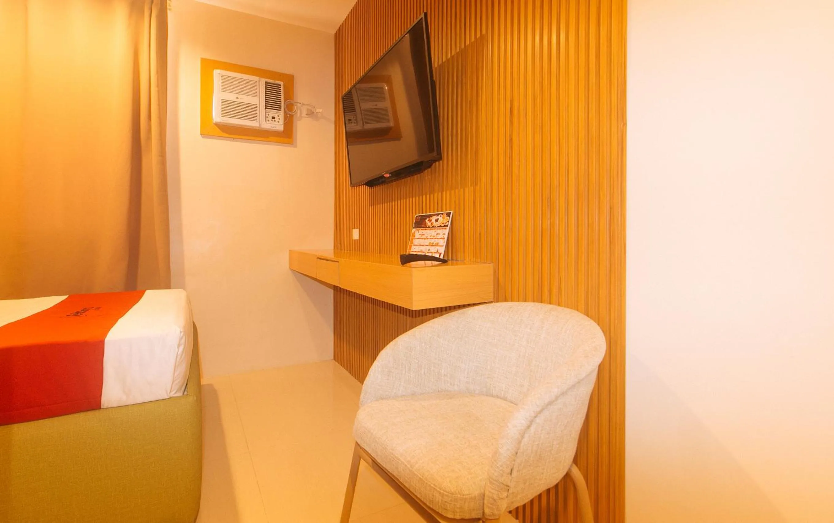 Seating area in RedDoorz @ Benelio Suites Pavia Iloilo