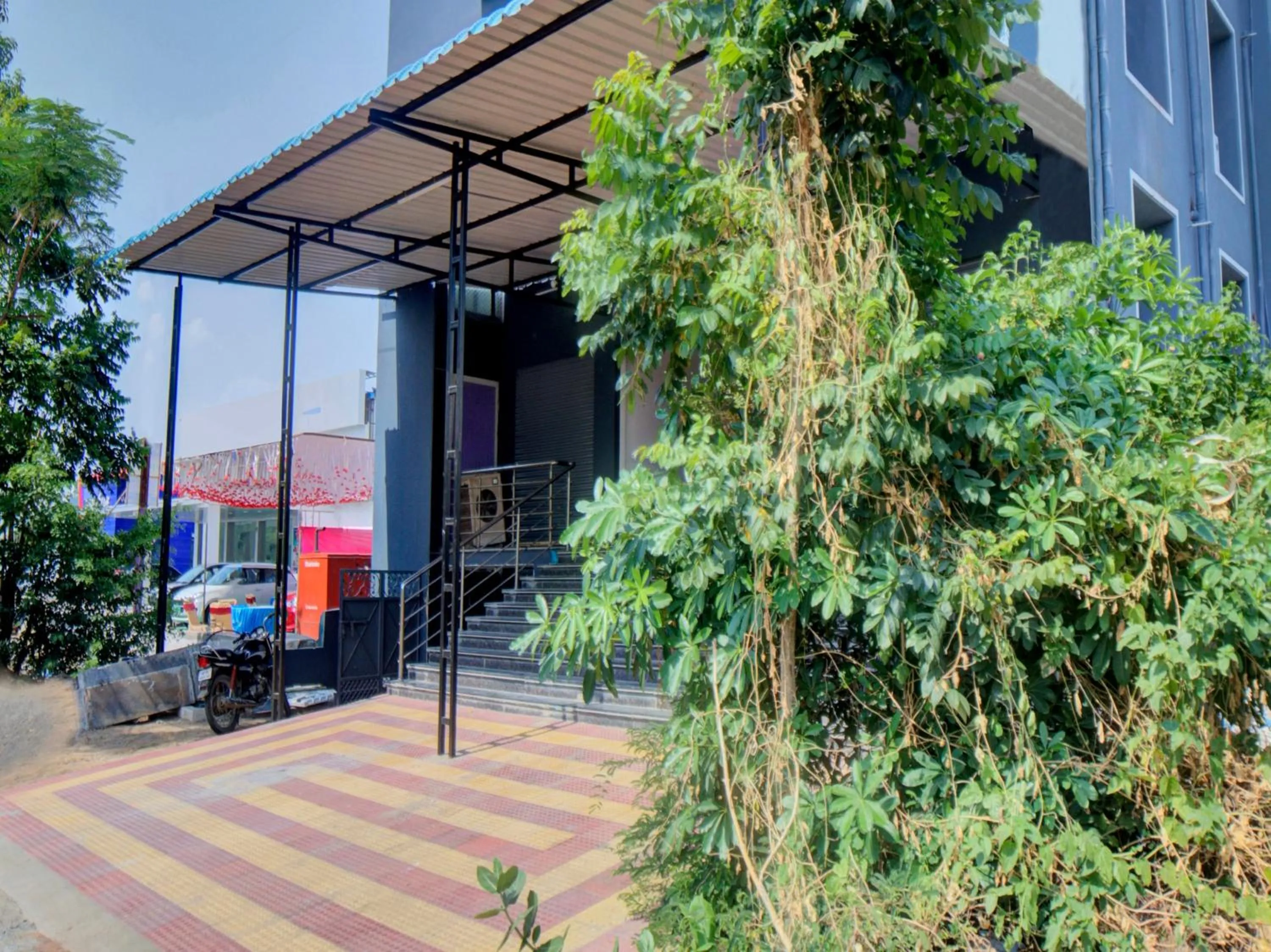 Facade/entrance in Hotel O Ragas