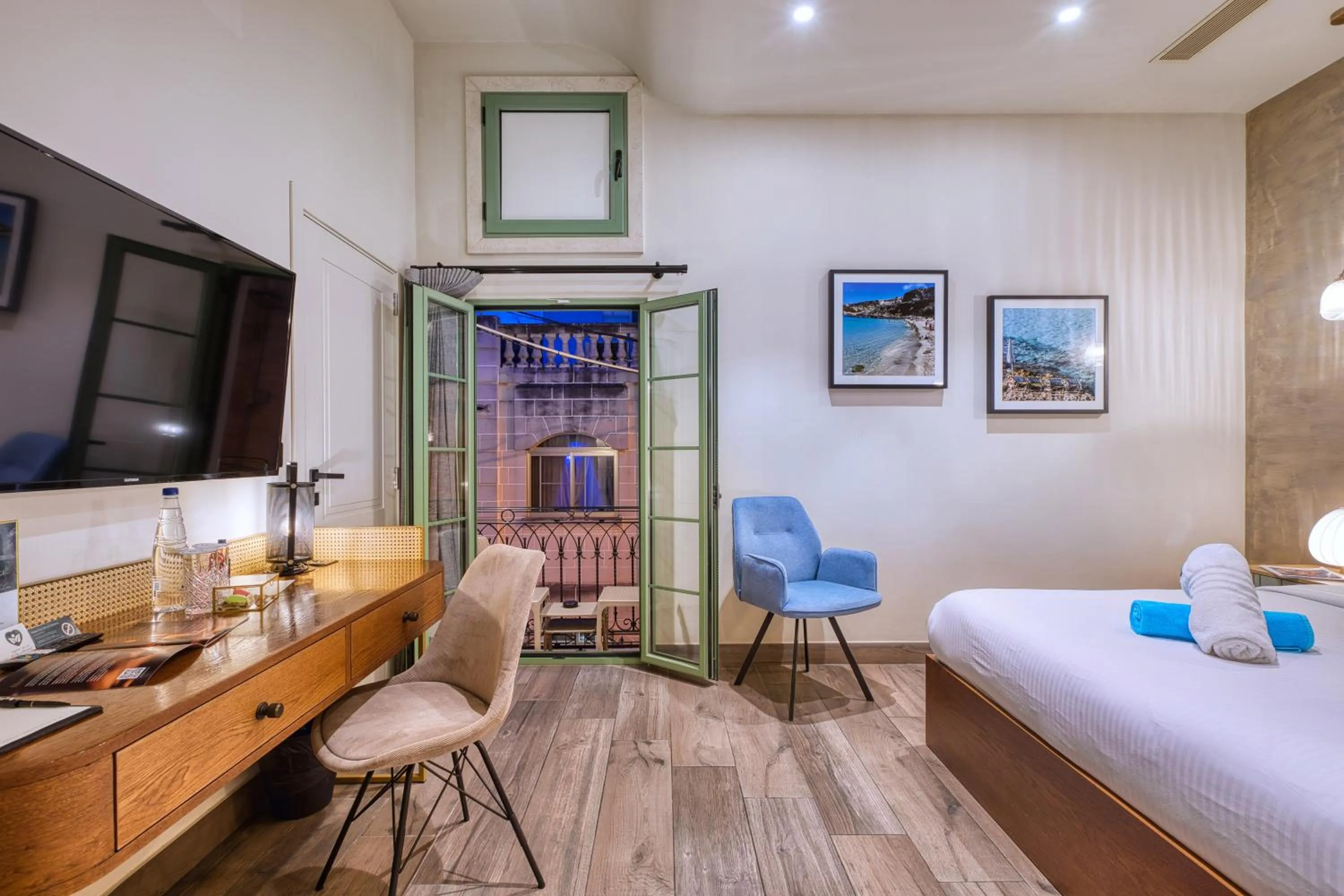 Photo of the whole room, Bed in DOMS Boutique Living