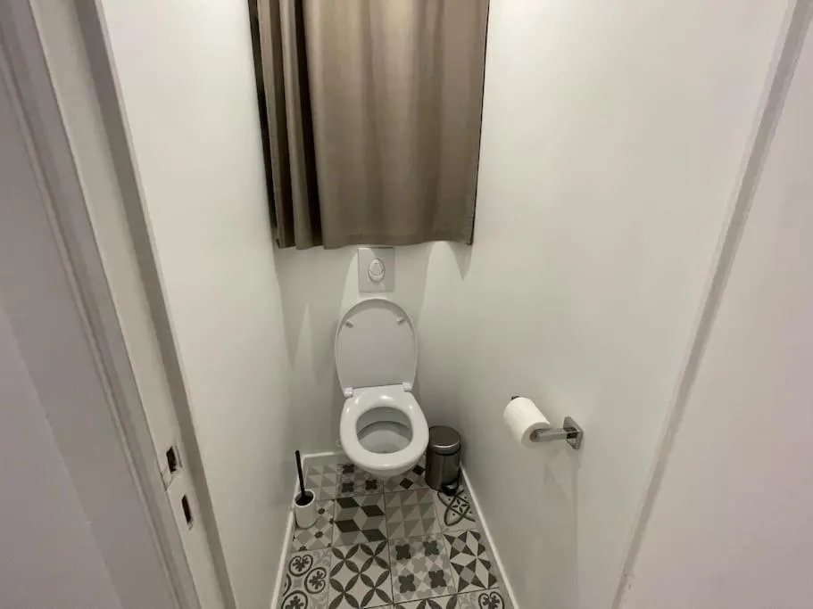 Toilet in Charmant appartement dans un domaine avec piscine
