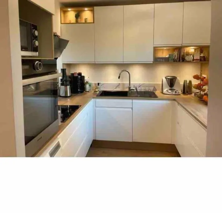 Kitchen or kitchenette in Charmant appartement dans un domaine avec piscine