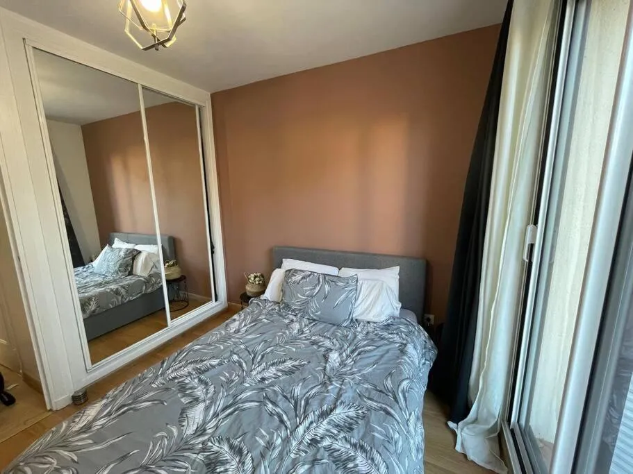 Bedroom, Bed in Charmant appartement dans un domaine avec piscine