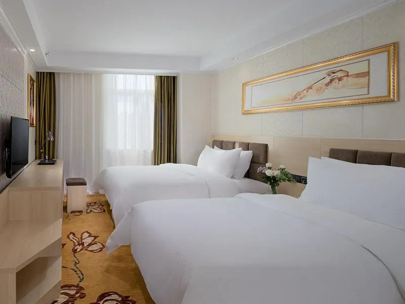 Bed in Vienna Classic Hotel Shenzhen Pingshan Bihu Hotel