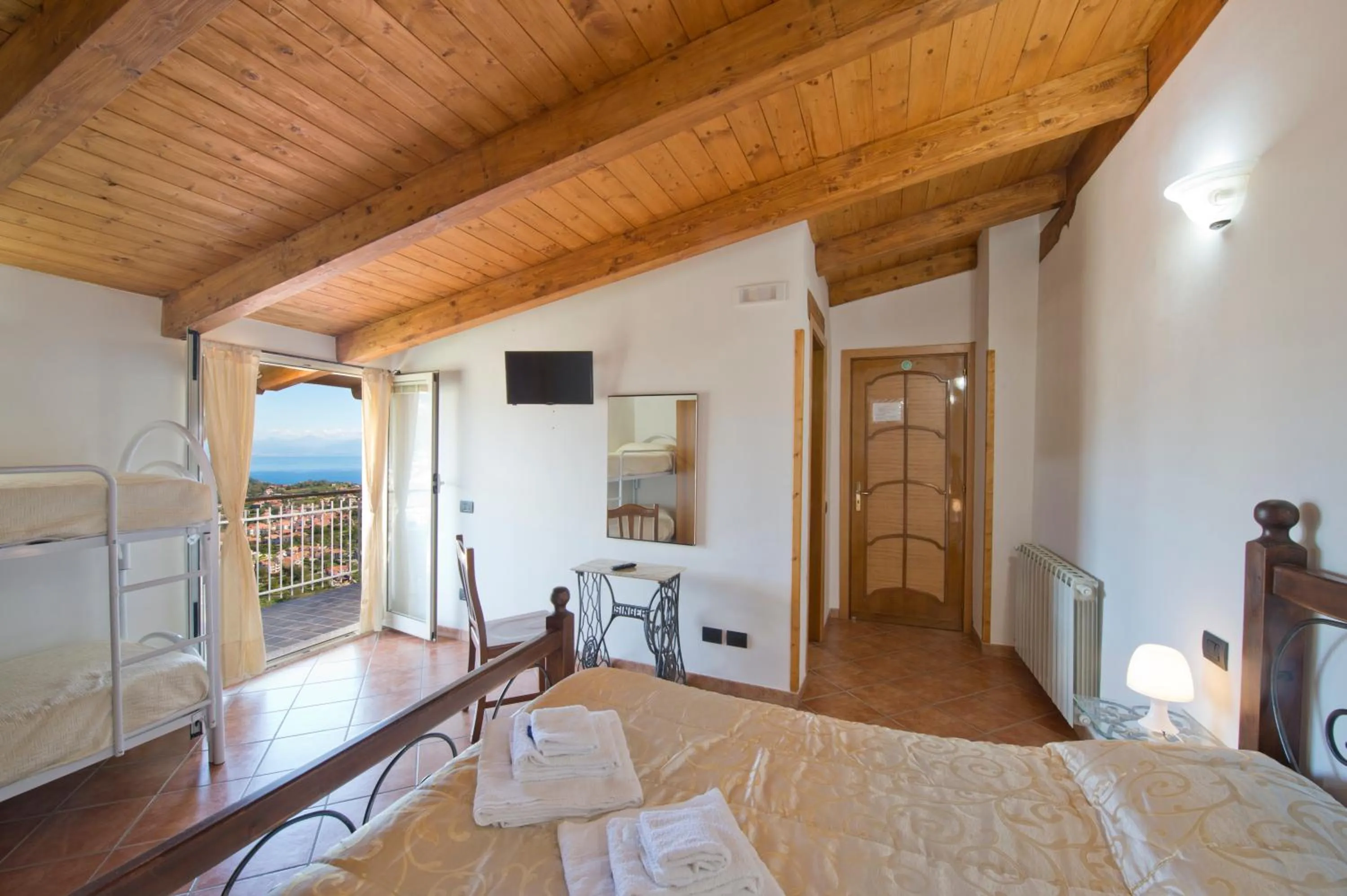 Photo of the whole room, Bed in Valle degli Dei