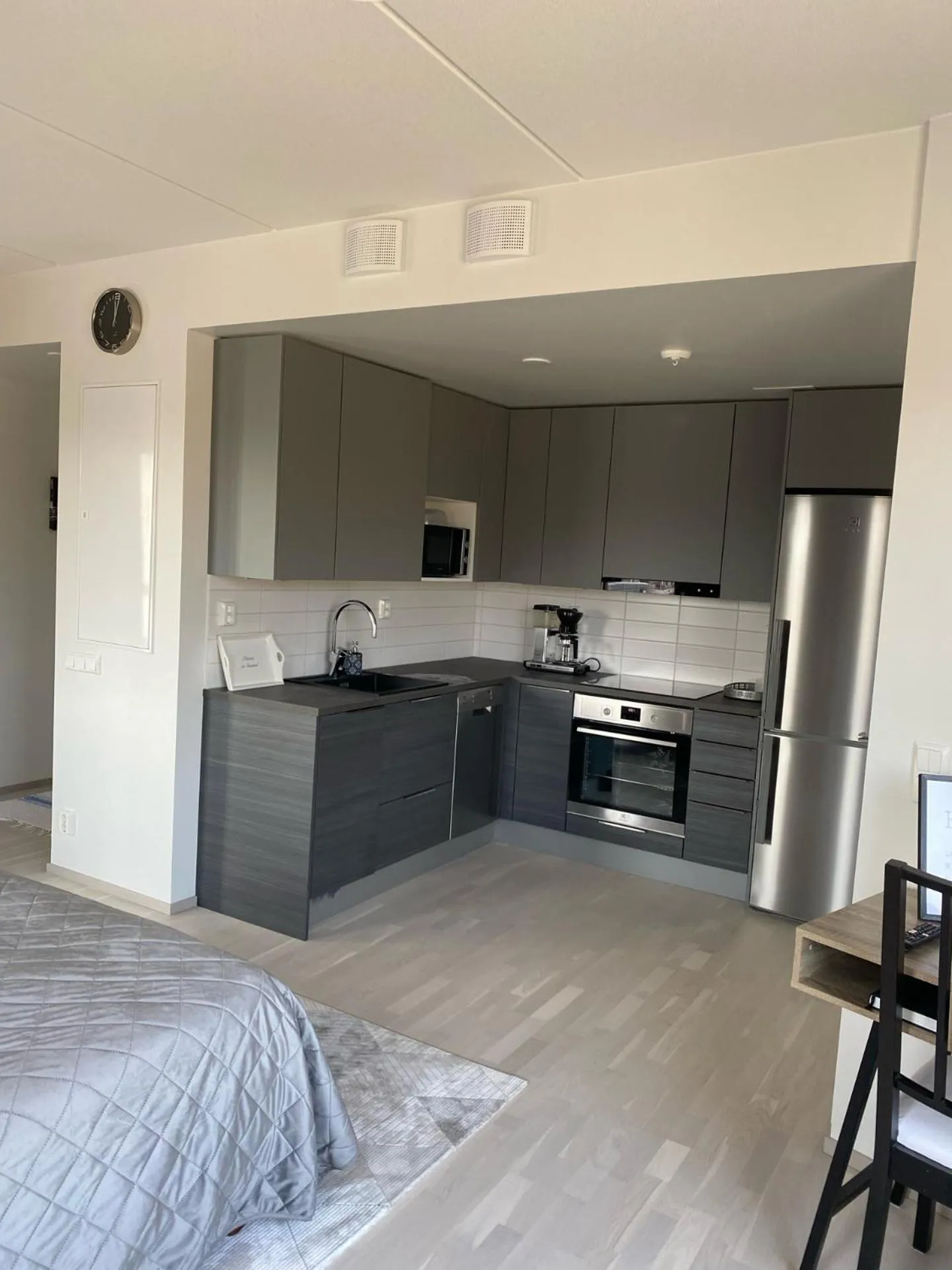 Kitchen or kitchenette in BOSSHOMES Apartments Espoo - Close to Helsinki and access to Airport