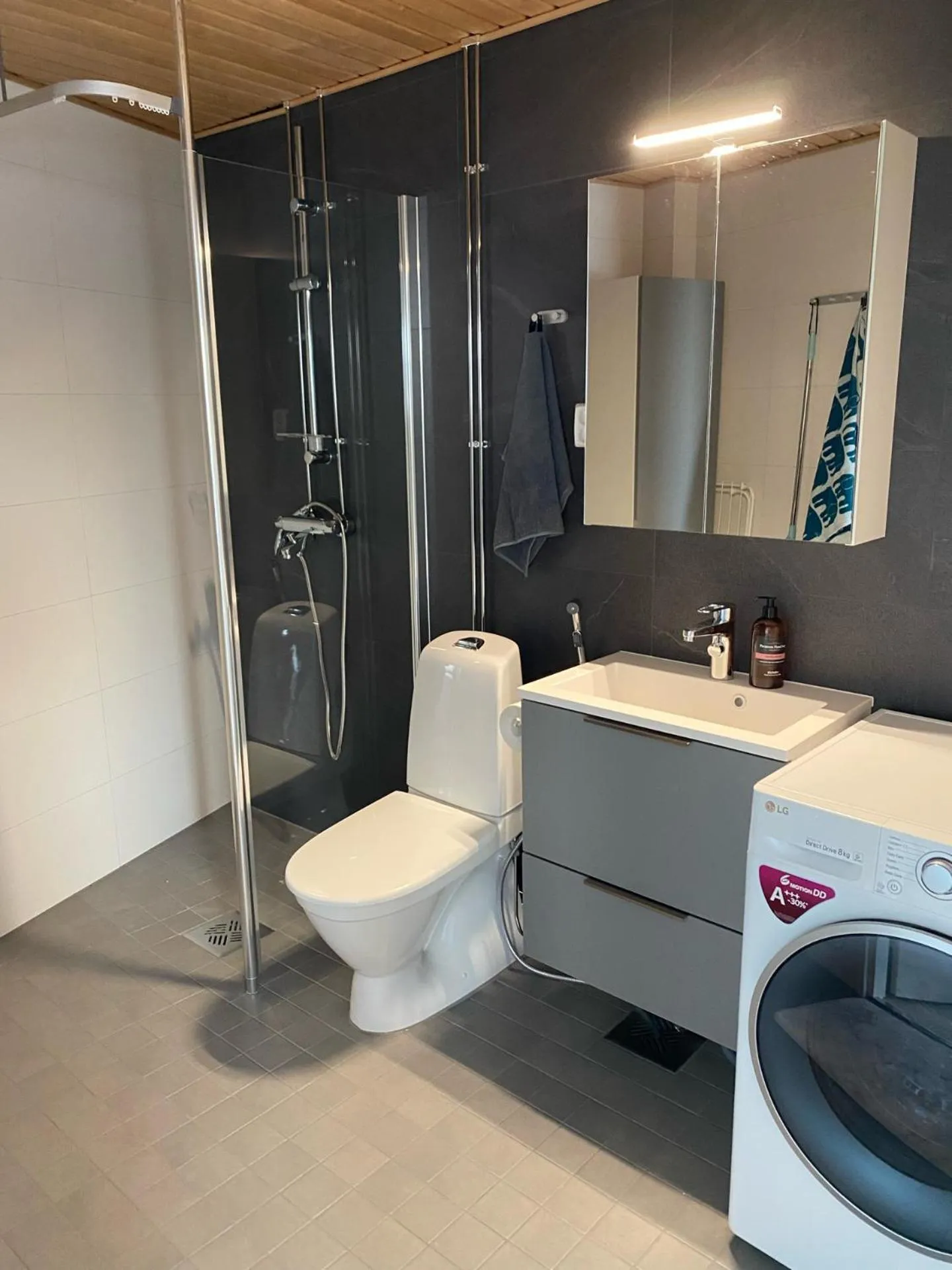 Shower in BOSSHOMES Apartments Espoo - Close to Helsinki and access to Airport