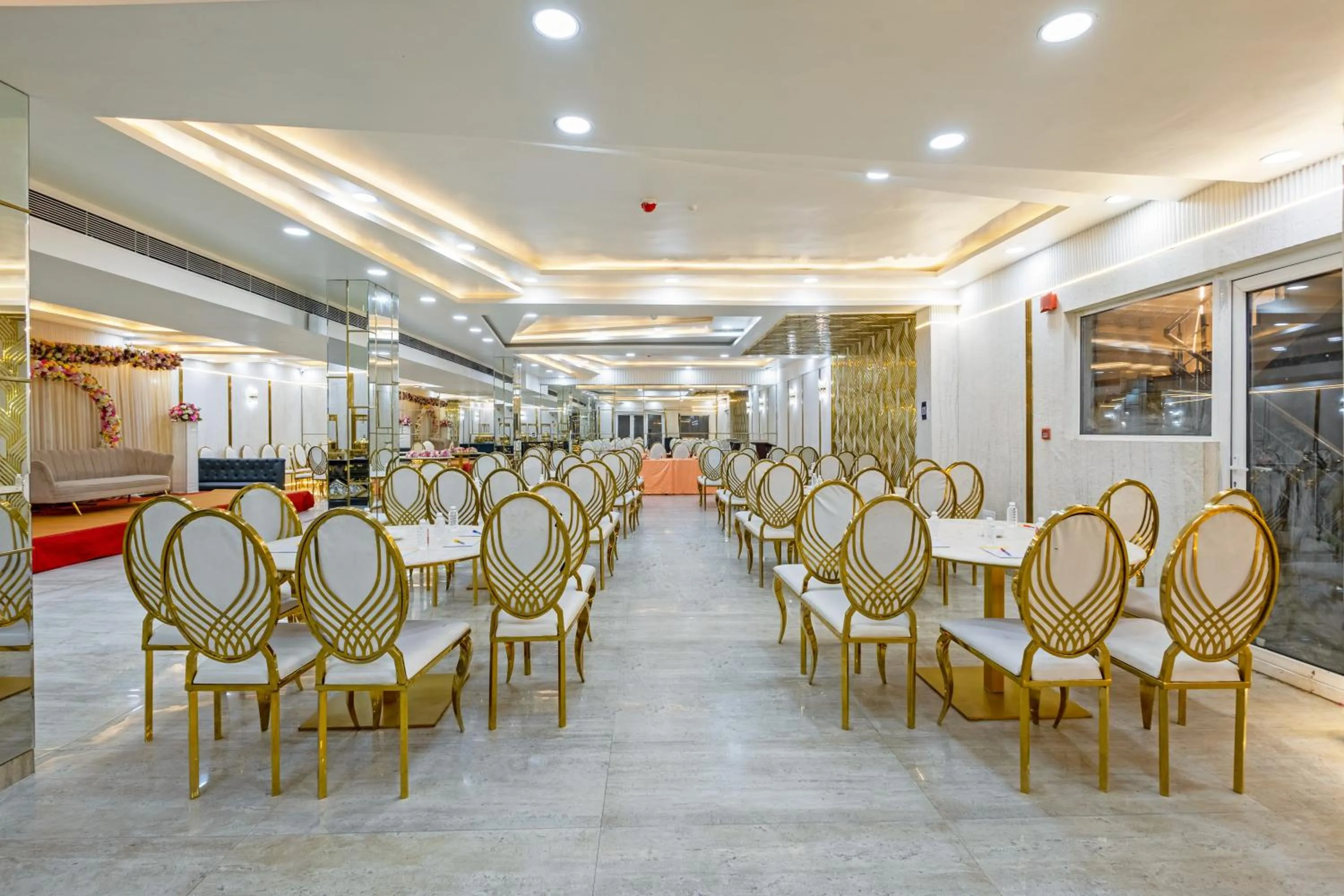 Banquet/Function facilities in Aadat Hotel Subhash Chowk Gurgaon