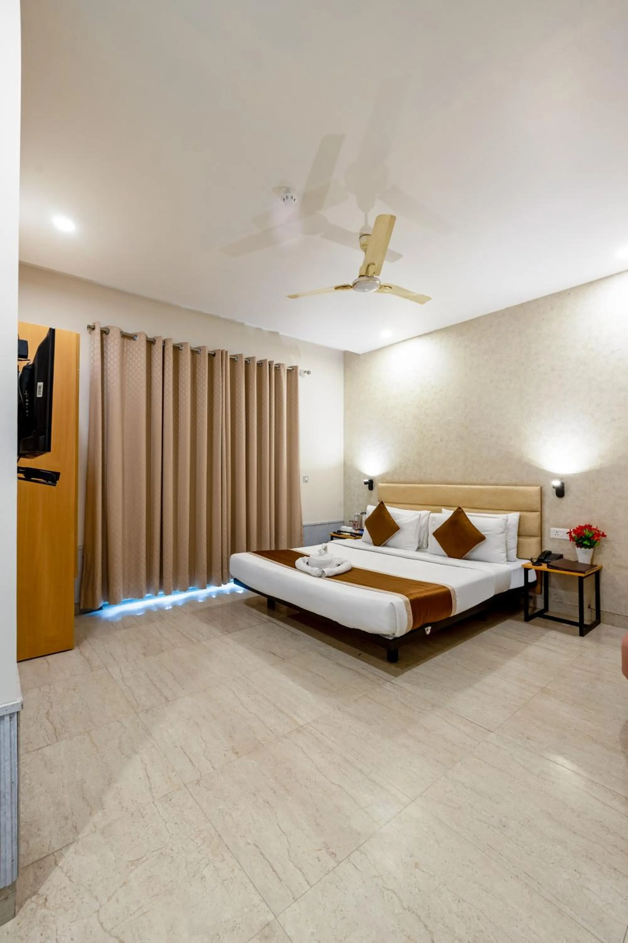 Bedroom, Bed in Aadat Hotel Subhash Chowk Gurgaon