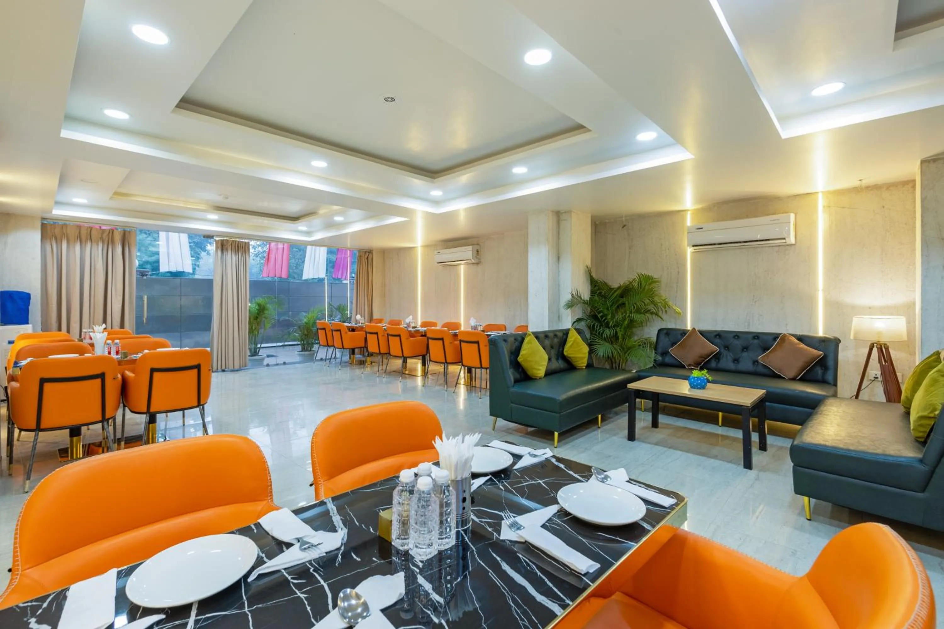 Restaurant/places to eat in Aadat Hotel Subhash Chowk Gurgaon