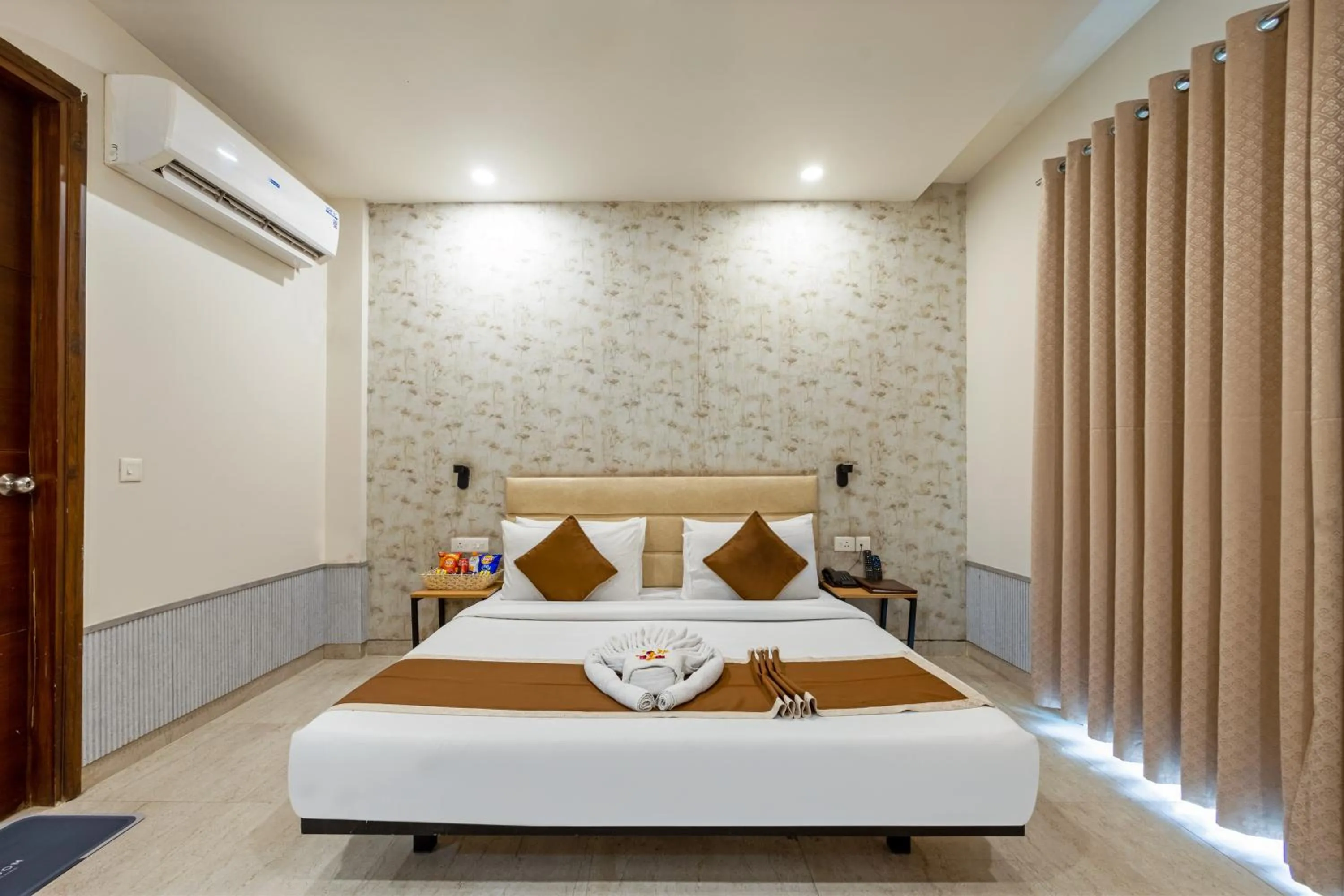 Bedroom, Bed in Aadat Hotel Subhash Chowk Gurgaon
