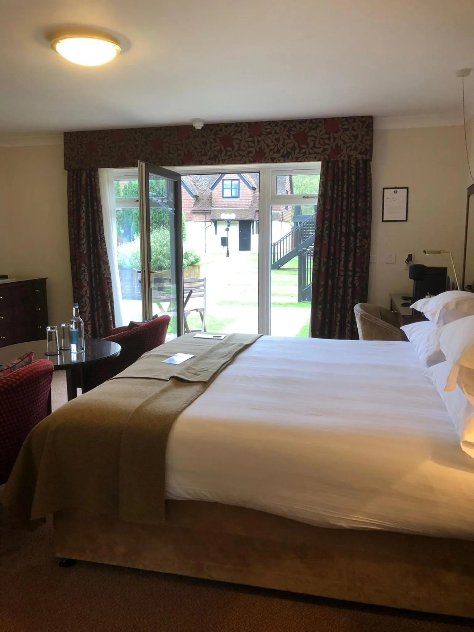 Bedroom, Bed in Elmers Court Hotel