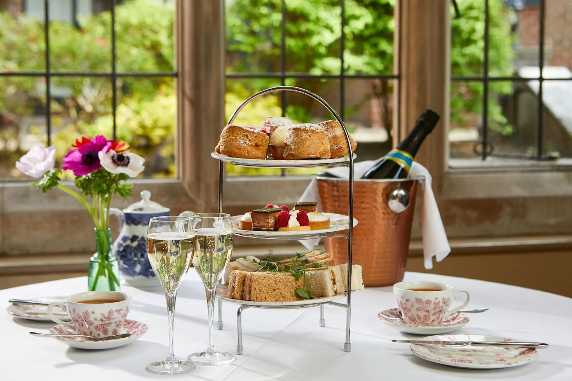 Food and drinks in Elmers Court Hotel