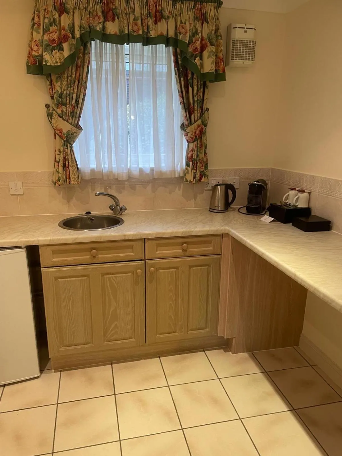 Bedroom in Elmers Court Hotel