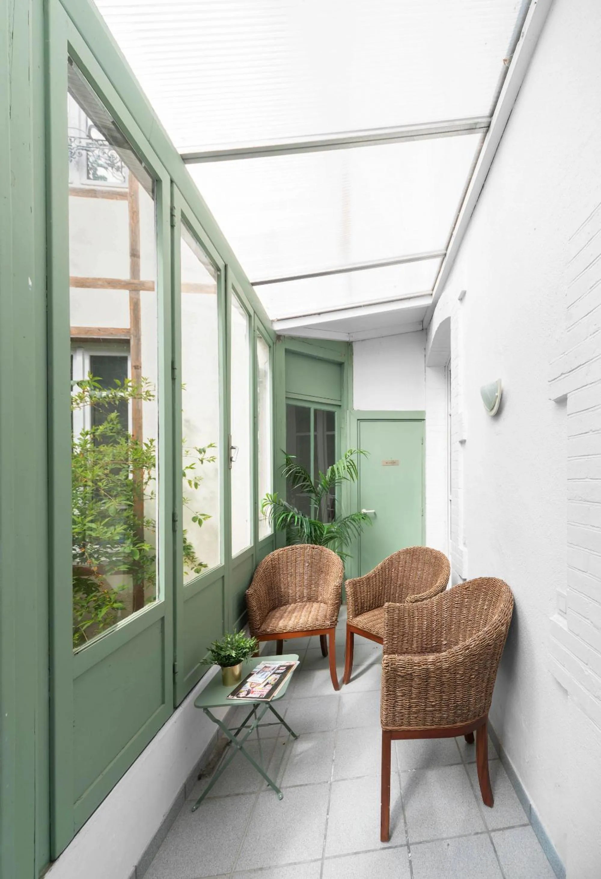 Patio in Résidence Bains Callou située face aux thermes