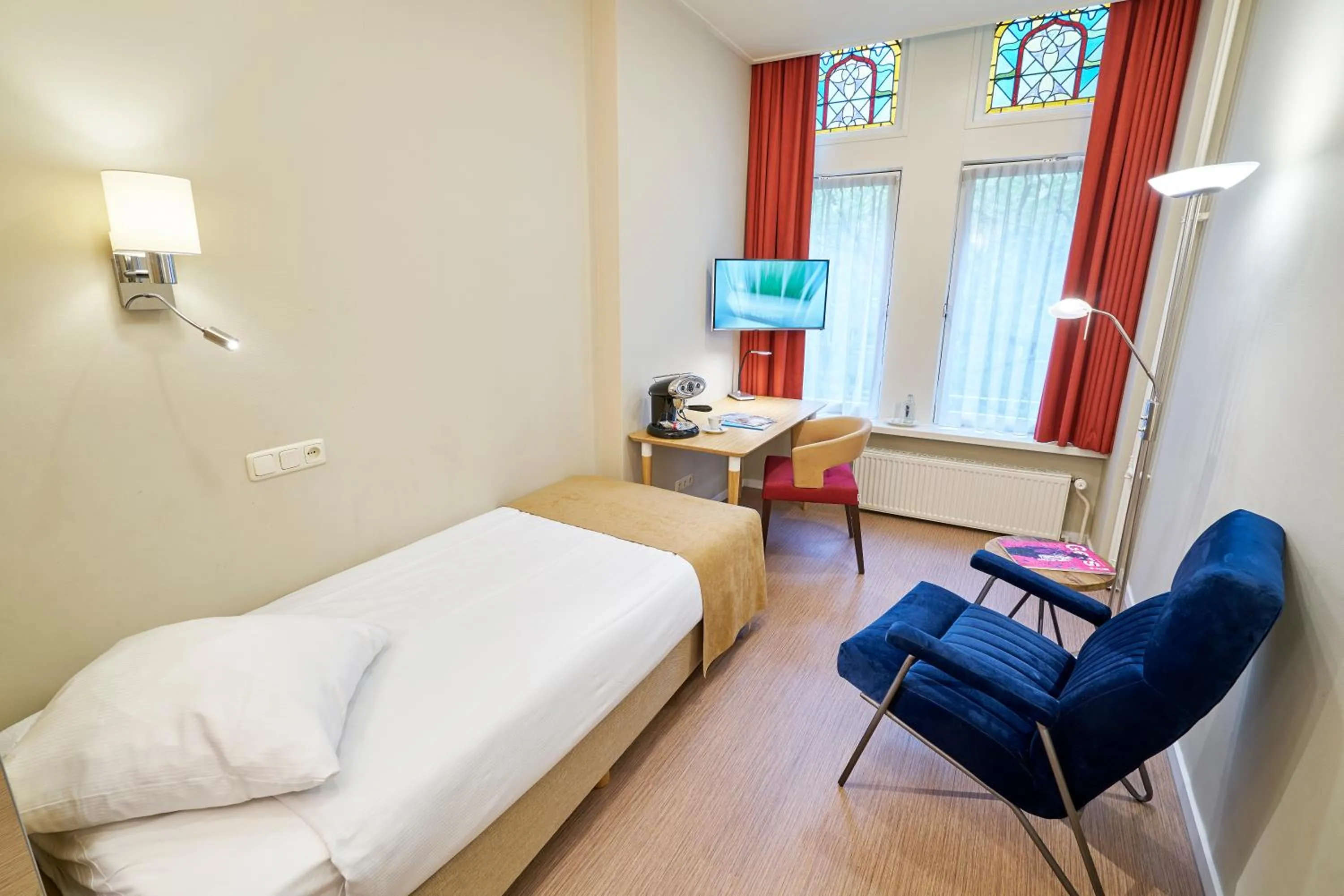 Photo of the whole room, Bed in Hotel Van Walsum