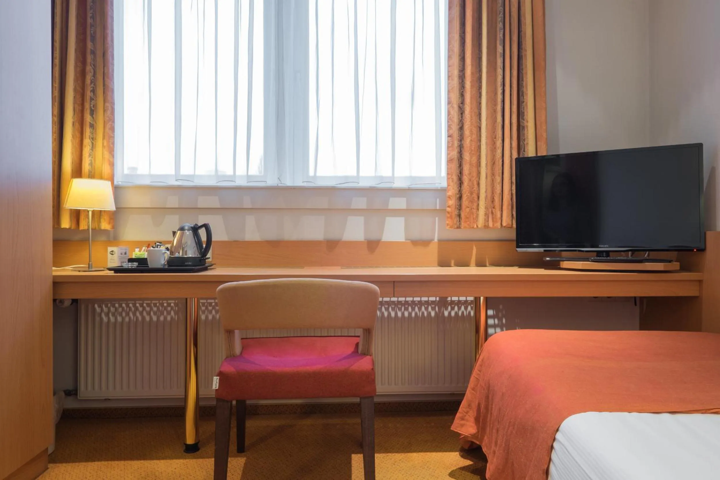 TV and multimedia, Bed in Hotel Van Walsum