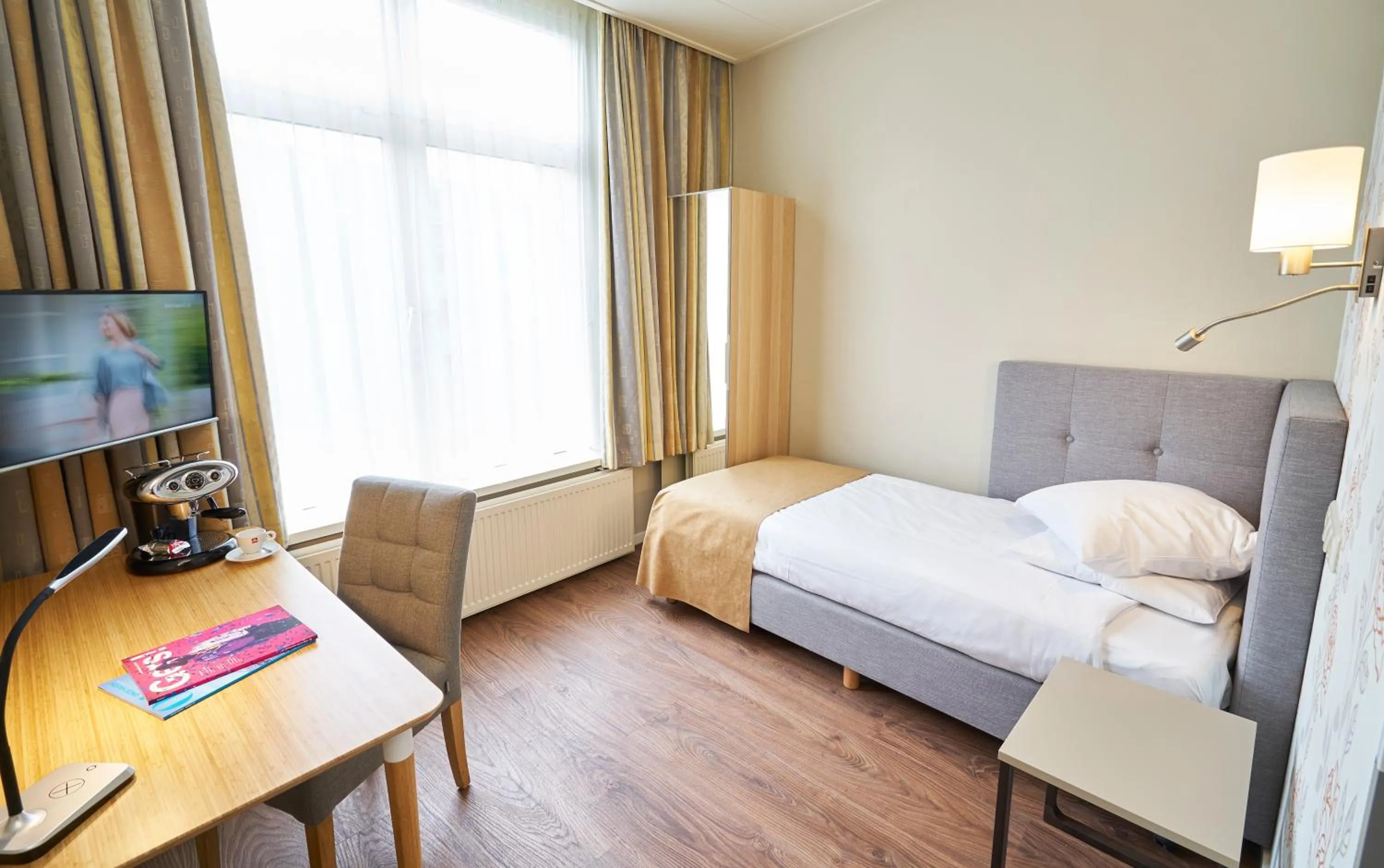 Photo of the whole room, Bed in Hotel Van Walsum