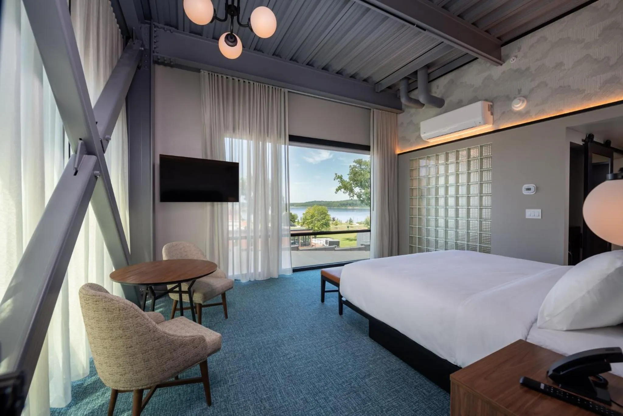 Photo of the whole room, Bed in voco James Newbury Hudson Valley by IHG