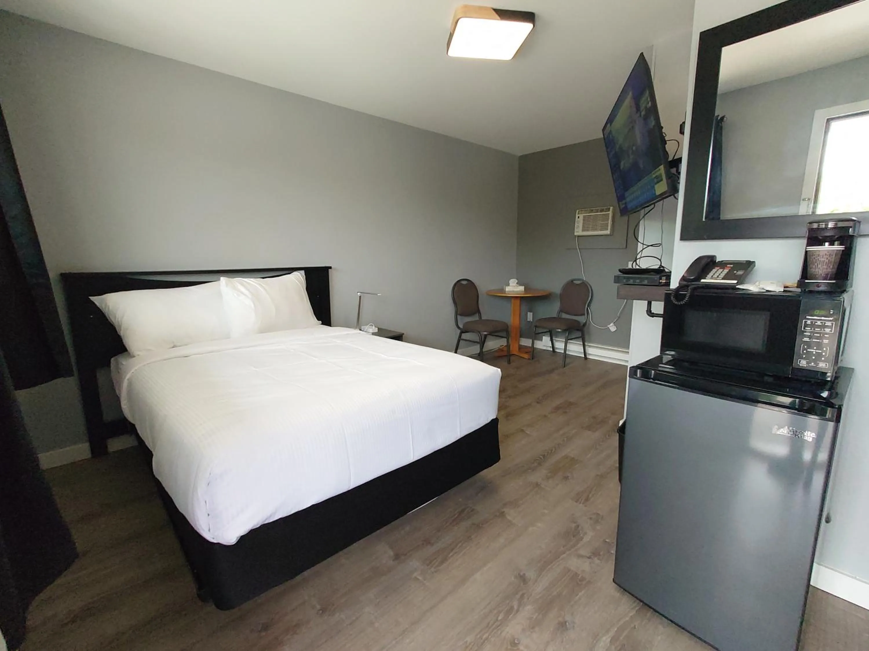 Photo of the whole room, Bed in Traveler's Inn