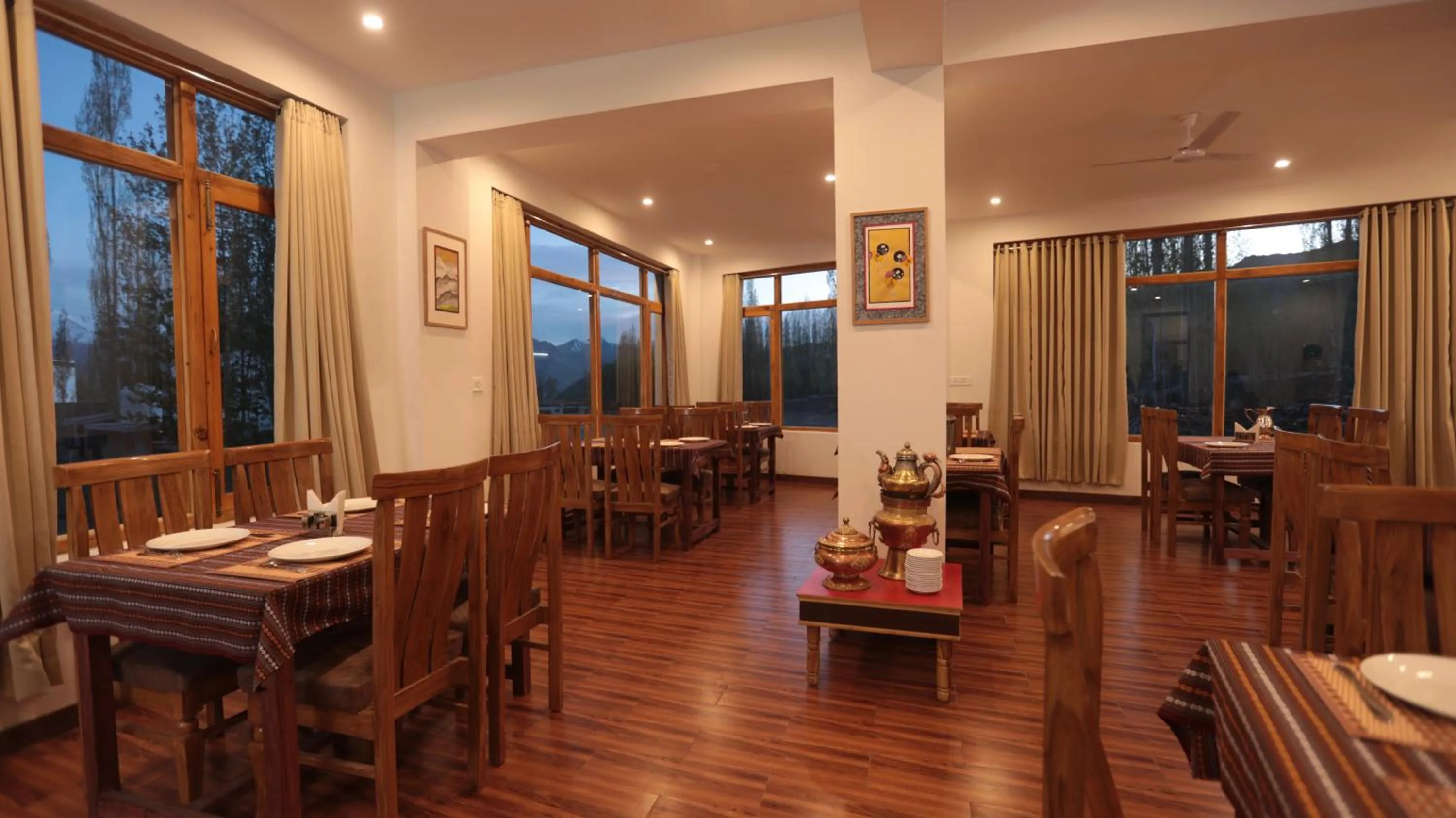 Restaurant/places to eat in Hotel Youthok Heritage