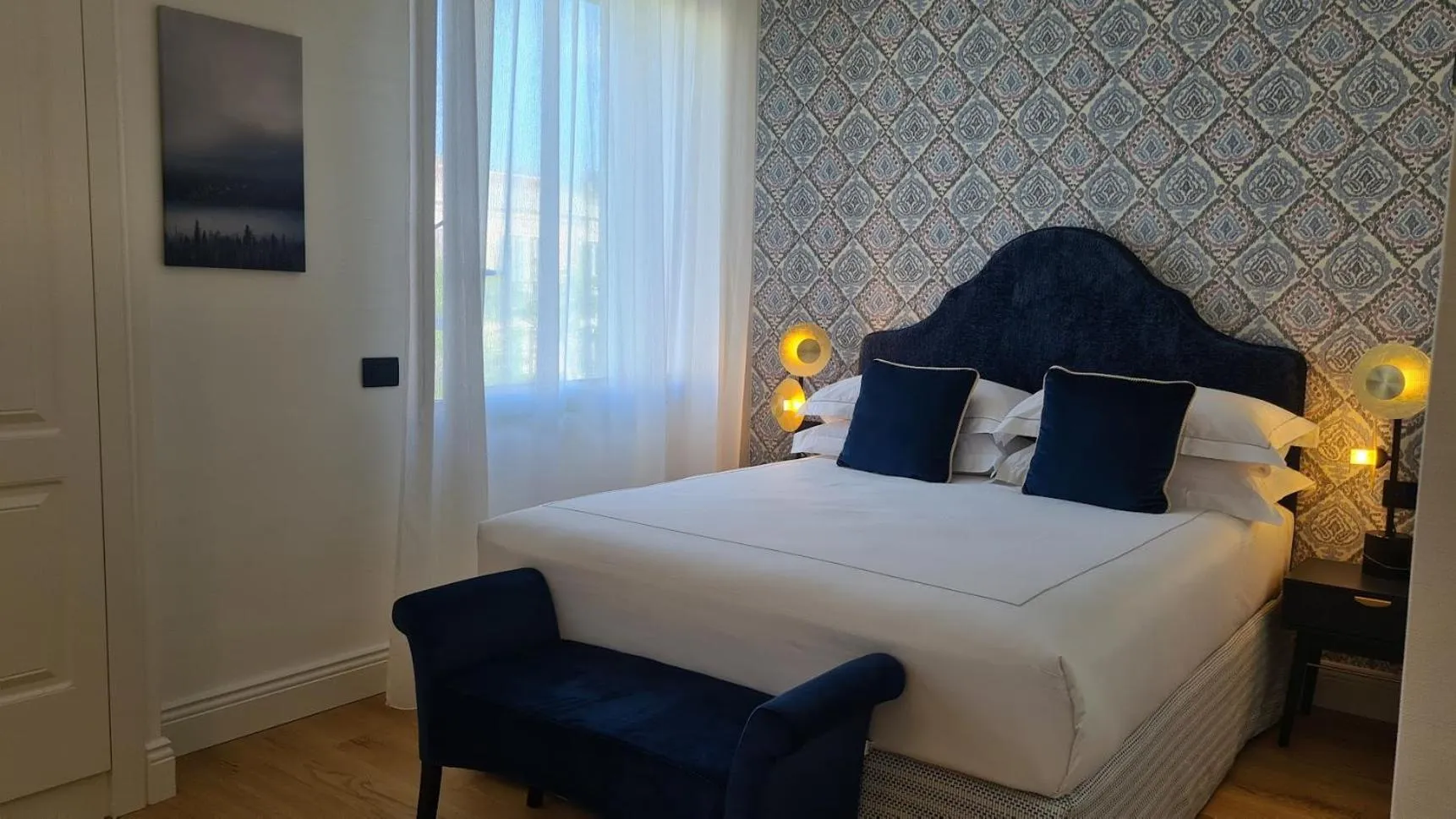 Photo of the whole room, Bed in Jolly Charme Suite