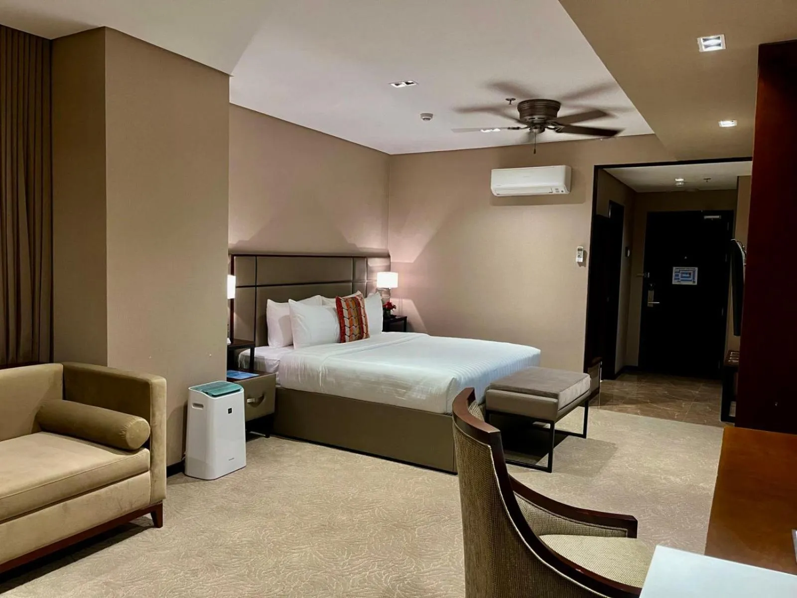 Photo of the whole room, Bed in The Plaza Garden Hotel and Residences