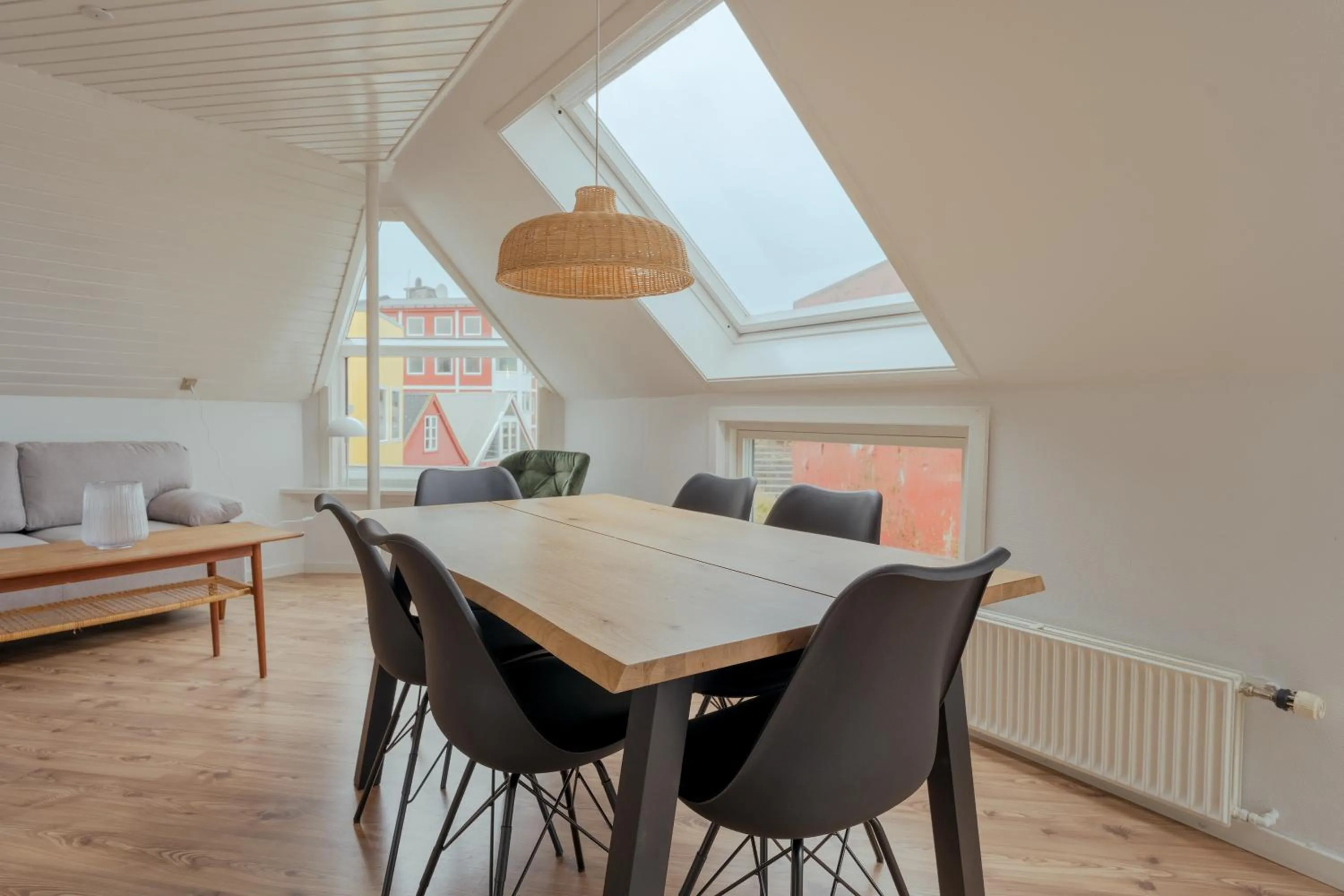 Seating area in Harbour View / 2BR / City Centre