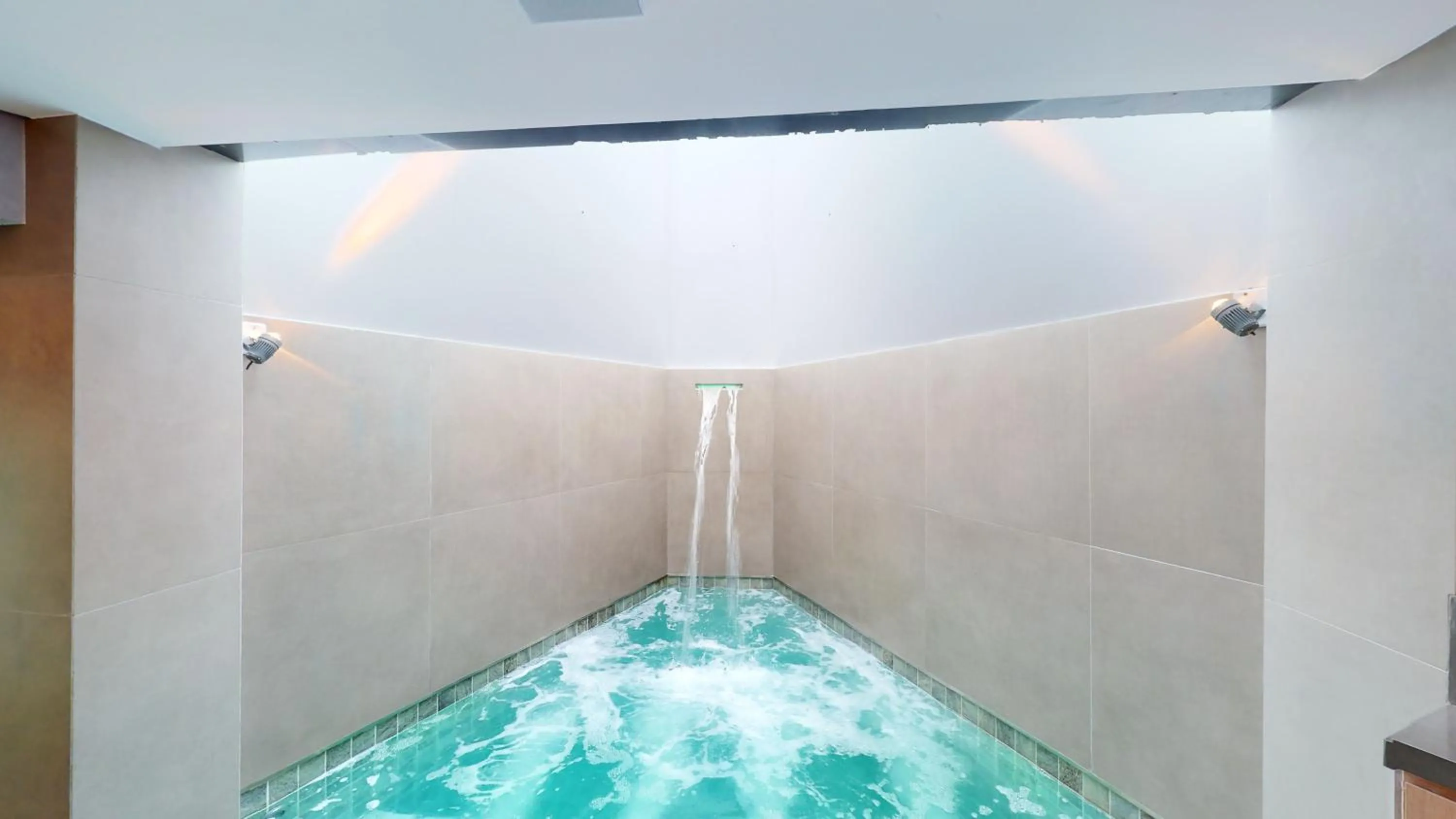 Swimming pool in Motel DUBAI BH