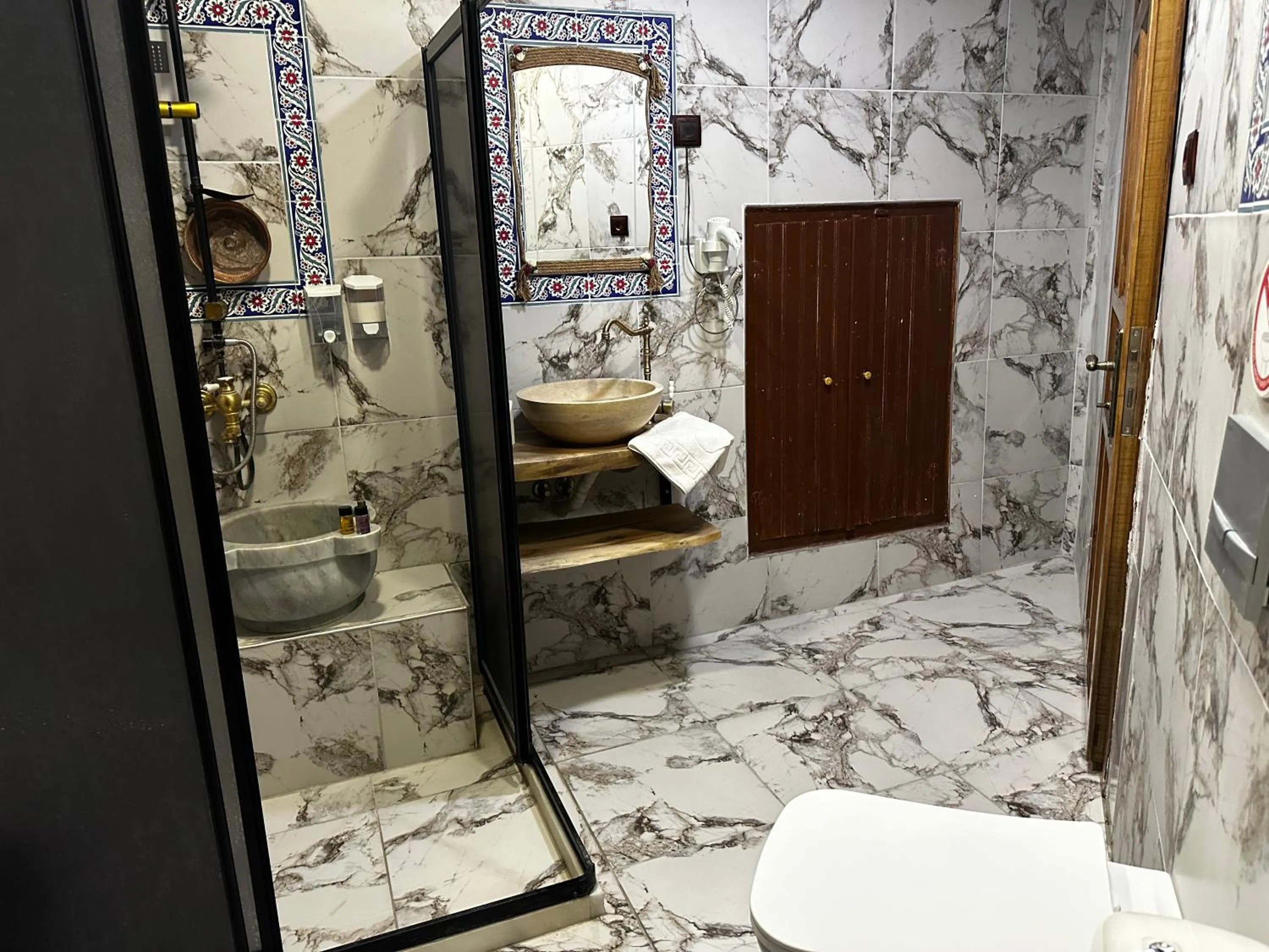 Shower in Kale House Nar